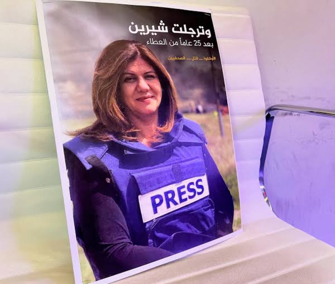 قال علاء أبو عوف مستشار العلاقات الدولية للشؤون الدبلوماسية الخارجية في المنظمة الدولية للتنمية وحقوق الإنسان، أن استشهاد الصحفية الفلسطينية شيرين أبو عاقله على يد جنود الإحتلال الإسرائيلي هو عمل جبان ومخالف لكل الأديان السماوية وكل الأعراف الدولية. وأضاف أن الإدانة والشجب ليس كافي مع تكرار الجرائم والاغتيالات الممنهجة التي تقوم بها إسرائيل من وقت للآخر وعلى المجتمع الدولي والمنظمات الحقوقية والأمم المتحدة أن تتحمل مسؤوليتها بإجراء تحقيق شامل ومستقل في أسرع وقت وأن يحال المجرمين إلى المحاكمه. وقال أبو عوف أن كل إرهاب وقتل وتعذيب واعتقال يقوم به الكيان الصهيوني ضد الشعب الفلسطيني الأعزل يجدد العهد للشعوب العربية بعدم التطبيع مع إسرائيل. مقتل شيرين أبو عاقلة رسالة واضحة من إسرائيل إلى المجتمع الدولي في اليوم العالمي لحرية الصحافة أوضح "أبو عوف" أن توقيت إغتيال الصحفية لم يأتي صدفة ولكن كان هناك تعمد من قوات الإحتلال الإسرائيلي أن تقتل الصحفية أثناء أحياء الأمم المتحدة لليوم العالمي لحرية الصحافة وهي رسالة واضحة من إسرائيل إلى المجتمع الدولي على عدم احترامهم لأي مواثيق أو معاهدات دولية وهذا ما يؤكد أن إسرائيل كانت ولا زالت رمز الإرهاب ومعاداة الإنسانية في العالم. وختاماً قدم أبو عوف واجب العزاء إلى أسرة الصحفية الشهيدة وإلى القيادة والشعب الفلسطيني وإلى كل الأحرار في العالم ونيابة عن الهيئة العليا وجميع أعضاء المنظمة الدولية للتنمية وحقوق الإن
