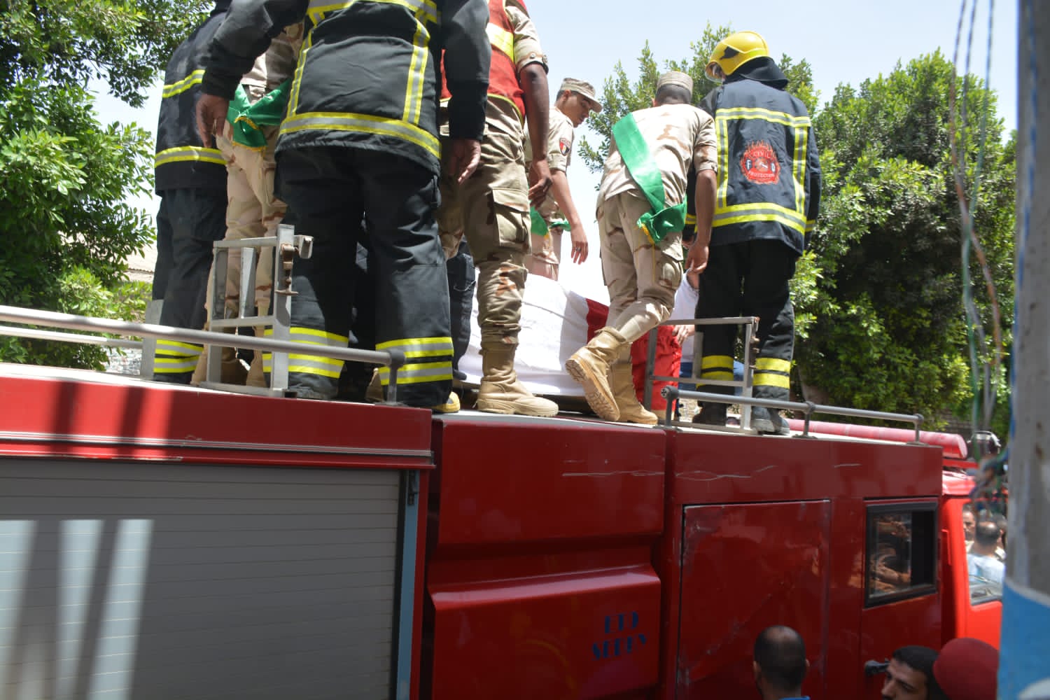 شيعت جنازة العسكرية للشهيد البطل المجند ابراهيم رفعت عواد حسن، اليوم الأحد، والذى استشهد أمس أثناء أداء الواجب الوطنى بسيناء، بعزبة عرب الرمل التابعة للوحدة المحلية بابو زعبل بالخانكة. كان استشهد بالأمس؛ ضابط و10 جنود وإصابة آخرين، في هجوم إرهابي على إحدى محطات رفع المياه بمنطقة شرق القناة. وكان أكد المتحدث العسكرى في بيان رسمى، أن مجموعة من العناصر التكفيرية قامت بالهجوم على نقطة رفع مياه غرب سيناء، وتم الاشتباك والتصدى لها من العناصر المكلفة بالعمل فى النقطة، مما أسفر عن استشهاد ضابط و 10 جنود، وإصابة 5 أفراد، وجار مطاردة العناصر الإرهابية ومحاصرتهم فى إحدى المناطق المنعزلة فى سيناء. وصرح بأنه يتم مطاردة العناصر الإرهابية ومحاصرتهم في إحدى المناطق المنعزلة في سيناء، مؤكداً ان القوات المسلحة استمرار جهودها فى القضاء على الإرهاب وإقتلاع جذوره.