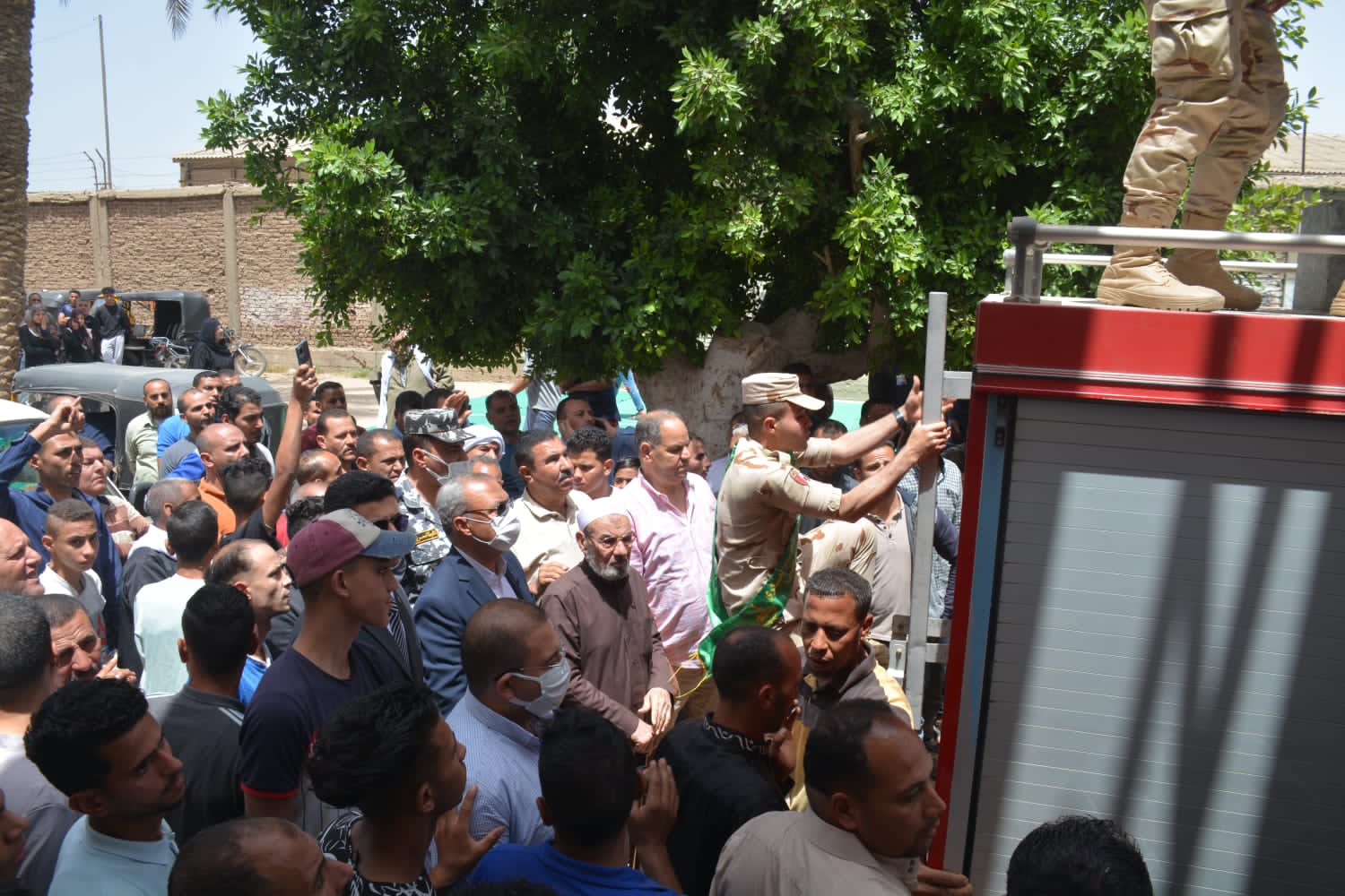 شيعت جنازة العسكرية للشهيد البطل المجند ابراهيم رفعت عواد حسن، اليوم الأحد، والذى استشهد أمس أثناء أداء الواجب الوطنى بسيناء، بعزبة عرب الرمل التابعة للوحدة المحلية بابو زعبل بالخانكة. كان استشهد بالأمس؛ ضابط و10 جنود وإصابة آخرين، في هجوم إرهابي على إحدى محطات رفع المياه بمنطقة شرق القناة. وكان أكد المتحدث العسكرى في بيان رسمى، أن مجموعة من العناصر التكفيرية قامت بالهجوم على نقطة رفع مياه غرب سيناء، وتم الاشتباك والتصدى لها من العناصر المكلفة بالعمل فى النقطة، مما أسفر عن استشهاد ضابط و 10 جنود، وإصابة 5 أفراد، وجار مطاردة العناصر الإرهابية ومحاصرتهم فى إحدى المناطق المنعزلة فى سيناء. وصرح بأنه يتم مطاردة العناصر الإرهابية ومحاصرتهم في إحدى المناطق المنعزلة في سيناء، مؤكداً ان القوات المسلحة استمرار جهودها فى القضاء على الإرهاب وإقتلاع جذوره.