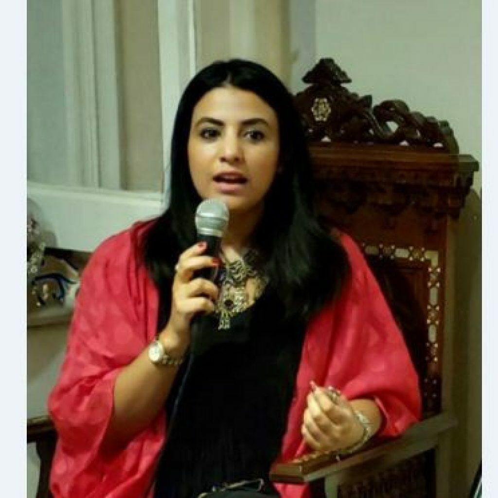 قدم الدكتور جمال سوسه رئيس جامعة بنها التهنئة للدكتورة سارة عبد ربه الأستاذ المساعد بقسم النحت والتشكيل المعمارى بكلية الفنون التطبيقية لحصولها على جائزة " إينسو أوردز " الهندية للأبحاث المبتكرة في مجالات الهندسة والعلوم والطب لهذا العام وذلك لابتكارها مشروع بحثي تم عرضه في إيطاليا عن الفنون والتكنولوجيا أثناء حصولها علي منحة تدريبية في ايطاليا لتصبح المؤرخة المصرية والفنانة التشكيلية الوحيدة التى تنال هذه الجائزة الدولية التي تمنحها المؤسسة للعلماء على مستوى العالم. وأعرب رئيس جامعة بنها عن سعادته بهذا الإنجاز الذي يضاف الى رصيد إنجازات جامعة بنها، مشيرا الى أن الجامعة تزخر بالعديد من شباب العلماء المتميزين في مختلف المجالات العلمية والبحثية. وأكد الدكتور جمال سوسه أن الجامعة حريصة على خلق بيئة أكاديمية فريدة قادرة على التأثير الإيجابي في طبيعة العملية التعليمية وربط المناهج التعليمية بمتطلبات سوق العمل بحيث تكون قادرة علي حل مشاكل المجتمع وذلك في ضوء رؤية مصر 2030. كما قدم الدكتور عبد المؤمن شمس الدين القرنفيلى عميد الكلية التهنئة للدكتورة سارة عبد ربه الأستاذ المساعد بقسم النحت والتشكيل المعمارى لفوزها بتلك الجائزة وباعتبارها نموذجا رائعا يحتذى به. ومن المقرر ان تتسلم الدكتورة سارة عبد ربه جائزتها العالمية فى الثامن عشر من يونيو المقبل فى مدينة كويمباتور بالهند ، وشاركت فى تصميم أول عمارة افتراضية فى العالم بتطبيق «الميتافيرس» أثناء منحتها الدراسية فى إيطاليا وأكدت أن الفنانين والمعماريين الرواد فى إيطاليا أجمعوا على أنهم أول مرة يسمعون عن مشروعها البحثي المبتكر. وتعد الدكتورة سارة الفنانة المصرية الوحيدة التى صممت لأول عمارة افتراضية فى العالم بتطبيق «الميتافيرس» الذي ابتكرته شركة مايكروسوفت الأمريكية ، كما فازت بجائزة كبرى فريدة أهدتها لها السفارة الإيطالية بمصر بالتعاون مع مؤسسة التنمية المستدامة بروما فى منحة دراسية وتدريبية وقامت بعمل بحث بأقدم جامعة إيطالية فى تاريخ الفن المعاصر والتكنولوجيا بصفتها مؤرخة الفن الوحيدة من مصر. كما تعد أول فنانة تؤرخ لعالم الميتافيرس الافتراضى مع أعمال الفنانين والمعماريين عندما كانت تلقى محاضرات فى إيطاليا ، وتضمن مشروعها البحثى أكثر من عشرة دول على مستوى العالم يشارك فيه أشهر الفنانين العالميين فى مجال الفنون والتكنولوجيا.