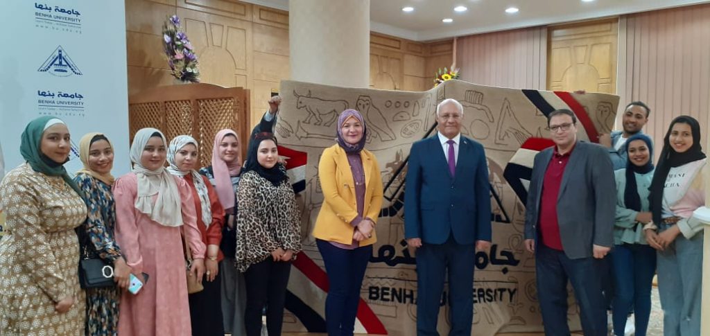 طلاب نوعية بنها يهدون رئيس الجامعة معلقة وبرية ضمن مشروعات التخرج الفنية أهدي طلاب قسم التربية الفنية بكلية التربية النوعية بجامعة بنها الدكتور جمال سوسه رئيس الجامعة عمل فني "معلقة وبرية " من أعمالهم الفنية تقديراً من الطلاب لسيادته. جاء ذلك بحضور الدكتور محمد إبراهيم عميد الكلية ، والدكتورة داليا إبراهيم عفيفي مدرس النسيج اليدوي بالكلية والمشرف على مشروع التخرج وعدد من طلاب الفرقة الرابعة. من جانبه أعرب رئيس جامعة بنها عن سعادته بإنتاج الطلاب والكلية المتميز من الأعمال الفنية ، وروح الإبداع والابتكار لديهم. وأكد الدكتور جمال سوسه أن الجامعة الجامعة حريصة على دعم وتشجيع الطلاب، وتحفيزهم على الاستمرار في الإبداع والبحث للإطلاع على كل ماهو جديد في مجالاتهم و الإرتقاء بمستوى مشروعاتهم الطلابية.