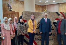 Photo of طلاب نوعية بنها يهدون رئيس الجامعة معلقة وبرية ضمن مشروعات التخرج الفنية