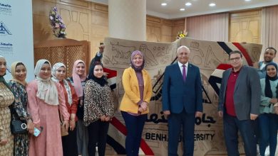 Photo of طلاب نوعية بنها يهدون رئيس الجامعة معلقة وبرية ضمن مشروعات التخرج الفنية