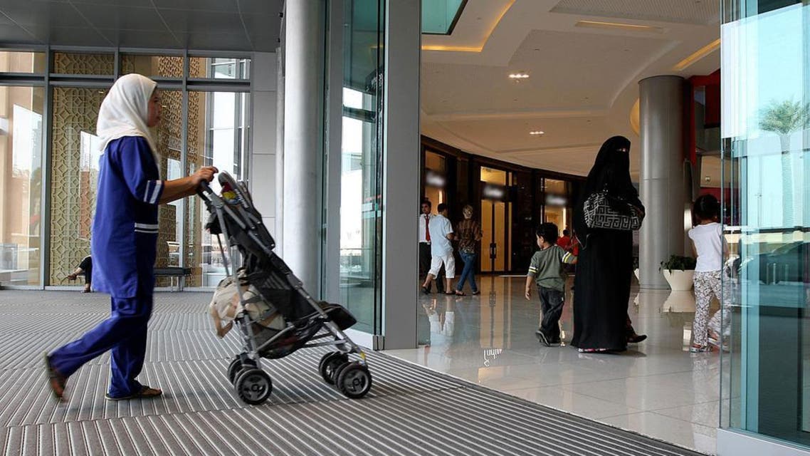 أعلنت وزارة الموارد البشرية والتنمية الاجتماعية، في 9 مارس الماضي عن صدور قرار مجلس الوزراء بفرض مقابل مالي على كل فرد من العمالة المنزلية التي تزيد على 4 عاملين للفرد السعودي، وعلى 2 من العمالة المنزلية للمقيم بمبلغ 9600 ريال لكل عامل إضافي سنوياً. وتبدأ المملكة العربية السعودية اليوم الأحد، تطبيق المرحلة الأولى من قرار فرض مقابل مالي على كل فرد من العمالة المنزلية التي تزيد على 4 عاملين للفرد السعودي، و2 للمقيم. ومن المقرر أن تكون قيمة المقابل المالي المفروض مبلغ 9600 ريال 2560 دولارًا لكل عامل إضافي سنويا، وذلك بموجب قرار مجلس الوزراء بالمملكة العربية السعودية. ويستثنى من هذا القرار الحالات الإنسانية التي تتطلب أكثر من الحد المسموح به مثل حالات الرعاية الطبية ورعاية ذوي الاحتياجات الخاصة، وفقًا للضوابط والاشتراطات، حسب وزارة الموارد البشرية والتنمية الاجتماعية السعودية. ويطبق القرار على مرحلتين، حيث إن المرحلة الأولى ستطبق على العمالة المنزلية القادمة الجديدة لمن يتجاوز لديه عدد العاملين المنزليين على 4 للسعودي الفرد، وعلى 2 للمقيم. وحسب السلطات السعودية، ستكون المرحلة الثانية اعتبارا من تاريخ 11 مايو 2023، على العمالة المنزلية الجديدة والحالية التي تزيد على 4 للسعودي، و2 للمقيم.