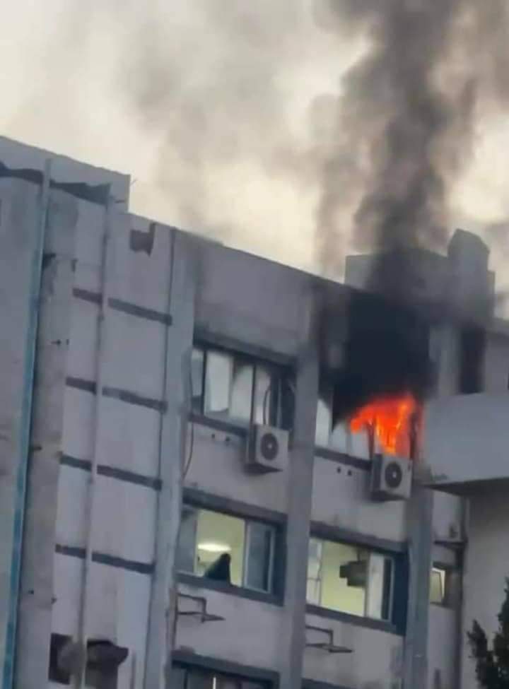 مدير مستشفى الاطفال التخصصي ببنها.. حريق سكن الطبيبات كان محدودا ولم يعيق الأداء الطبي قال الدكتور محمود البرنس مدير مستشفى الاطفال التخصصي ببنها تعقيبا على نشوب حريق محدود بمبنى المستشفى. أنه في الساعه الرابعه ونصف من صباح اليوم الجمعه حدث ماس كهربائي في تكييف سكن الطبيبات بالدور الخامس مبني الجراحات مما نشب عنه حريق محدود جدا في عدد ٣ اسرة بالمراتب الإسفنجية . وقام افراد المستشفى المدربين علي الدفاع المدني بالسيطرة علي الحريق دون خسائر في الأفراد. واضاف البرنس أنه ليس هناك اي اعاقة في اداء العمل الطبي للاطفال ووصول سيارات الإطفاء للتأكيد علي السيطرة ومراجعه المكان. السيطرة على حريق بمستشفي الأطفال التخصصى ببنها كانت قد تلقت مديرية امن القليوبية إخطارا من العميد هيثم شحاته مدير الحماية المدنية بالقليوبية يفيد ورود بلاغ لعمليات النجدة بنشوب حريق محدود بغرفة بمبني مستشفي الأطفال التخصصى بمدينة بنها. علي الفور تم الدفع بسيارتي إطفاء لموقع الحريق وتم السيطرة على الحريق ومنع امتداده للمناطق المجاورة كما تم الدفع بسيارتي إسعاف ولا يوجد أية إصابات أو خسائر بشرية وتحرر محضر بالواقعة وتولت الجهات المختصه التحقيق.
