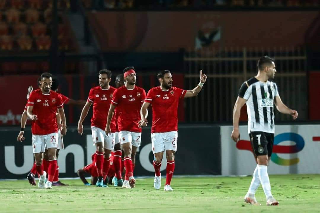 الاهلي يواجه وفاق سطيف مساء اليوم من أجل الصعود لنهائي دوري ابطال افريقيا كتب / احمد عبدالعزيز المسلماني يحل الفريق الأول لكرة القدم بالنادي الأهلي ضيفا امام نظيره وفاق سطيف الجزائري في تمام التاسعة مساء اليوم السبت بتوقيت القاهرة في لقاء إياب نصف نهائي دوري أبطال إفريقيا بملعب 5 يوليو بالجزائر ويسعي الأهلي للخروج بنتيجة إيجابية لحسم تأهله إلى نهائي دوري أبطال إفريقيا، بعدما أنهى مواجهة الذهاب لصالحة بأربعة أهداف نظيفة ويرغب الأهلي في التأهل للنهائي الثالث على التوالي بعد عامي 2020 و2021 والفوز بهما علي حساب الزمالك المصري وكايزر تشيفز الجنوب افريقي وعلي الجانب الأخر، يدخل فريق وفاق سطيف المباراة ويأمل في تحقيق مفاجأة أمام بطل إفريقيا، رغم تصريحات مسؤوليه بأن الأمر أصبح صعبًا والريمونتادا أمام المارد الأحمر شبة مستحيلة، بعد رباعية الذهاب والجدير بالذكر أن في حال تأهل الأهلي للنهائي سيواجه (الوداد المغربي ) وذلك يوم 30 مايو الجاري في ملعب محمد الخامس بالدار البيضاء