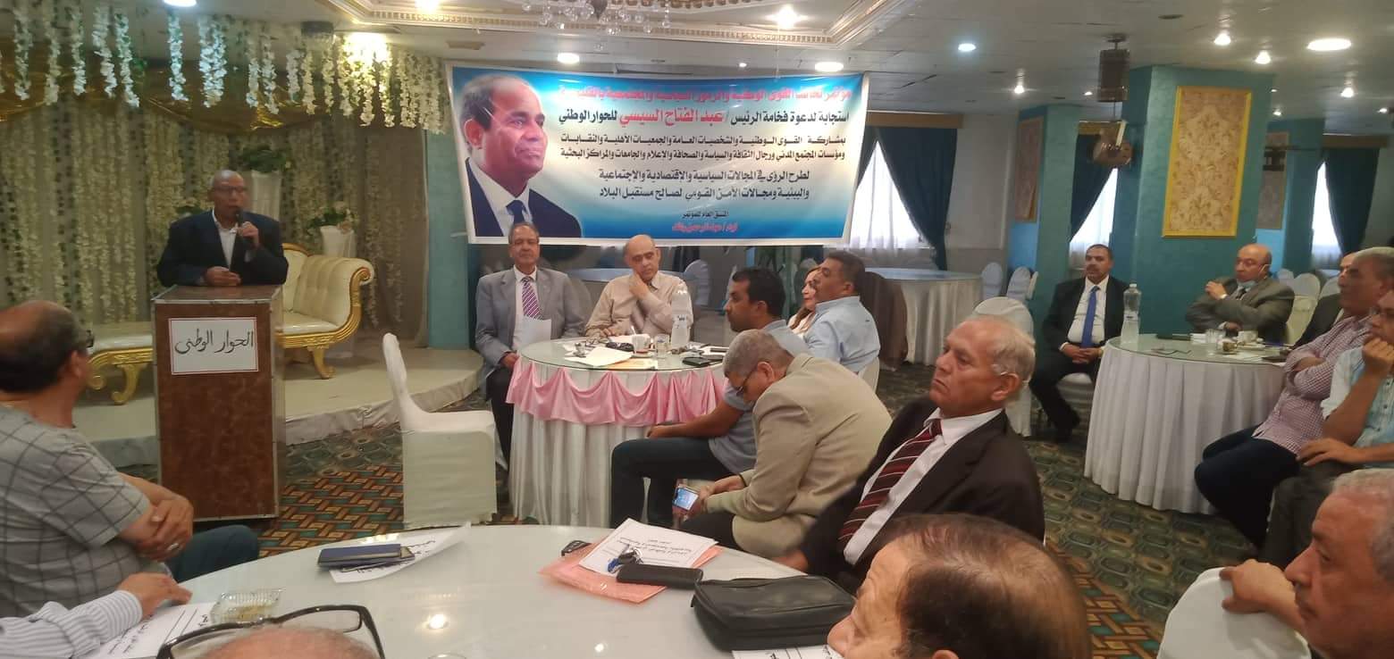 إنطلاق فعاليات الحوار الوطني بمحافظة القليوبية انطلقت منذ قليل فعاليات مؤتمر تحالف القوى الوطنية والرموز السياسية والمجتمعية بالقليوبية استجابة لدعوة الرئيس عبد الفتاح السيسي رئيس الجمهورية للحوار الوطني لطرح الرؤى في المجالات السياسية والاقتصادية والاجتماعية والبيئية ومجالات الأمن القومي لصالح مستقبل البلاد . شارك في فعاليات الحوار الوطني والذى اداره اللواء عبد الرحمن راشد مساعد وزير الداخلية الأسبق عددا من الشخصيات العامة وأساتذة الجامعات منهم الدكتور ابراهيم راجح مستشار وزير التعليم العالي الأسبق والدكتور خالد صيام وكيل كلية التربية الرياضية بجامعة بنها والدكتور مجدى ثابت نقيب الصيادلة بالقليوبية و المهندس محمد سامى نقيب الزراعيين بالقليوبية والمحاسب حافظ موسي نقيب التجاريين والدكتور سعيد نجيب كبير مخرجى التليفزيون المصرى والمهندس على الهادى امين اتحاد النقابات المهنية بالمحافظة ومحمد بدوى نقيب المعلمين بكفر شكر والدكتور رمضان عرفة القيادى بالهيئة العامة الاستعلامات والقيادات السياسية والحزبية بالمحافظة. تناولت الجلسة الافتتاحية لمؤتمر الحوار الوطني عددا من المحاور منها المحور الاقتصادي والتعليمى والصحى والزراعى والأمني. وأشاد المشاركون بجهود الرئيس عبد الفتاح السيسي رئيس الجمهورية في النهوض بمصر والارتقاء بها. مؤكدين وقوفهم خلف الرئيس السيسي في كافة قراراته الداعمه للوطن والإرتقاء به . كما شارك في فعاليات الحوار الوطني الدكتورة جيهان بيومى الأستاذ بجامعة حلوان وعضو مجلس النواب و اللواء مجدى نصر عضو جمعية المحاربين القدماء وأبرز ابطال حرب اكتوبر من أبناء القليوبية والدكتور عبد الرحمن مشهور الكاتب والمفكر الإسلامي. وشارك أيضا في فعاليات الحوار الوطني كلا من جورج جاد ممثلا عن حزب الوفد واحمد عبد الستار خضر اقدم أعضاء مجلس النواب بالمحافظة و الكابتن محمد بهاء المدير التنفيذي لنادى دلمون بنها وكامل السيد أمين عام حزب التجمع وعدد من قيادات حزب الحرية منهم اللواء عبد الرحمن راشد امين الحزب بالمحافظة و ايناس حسنى وعصام عياد امين الحزب بطوخ ومحمد الزعلوك امين الشباب ومصطفى عبد العال ورجب محمدى و حسن عرفة ومنال هلال . محمد أمام عبد العزيز