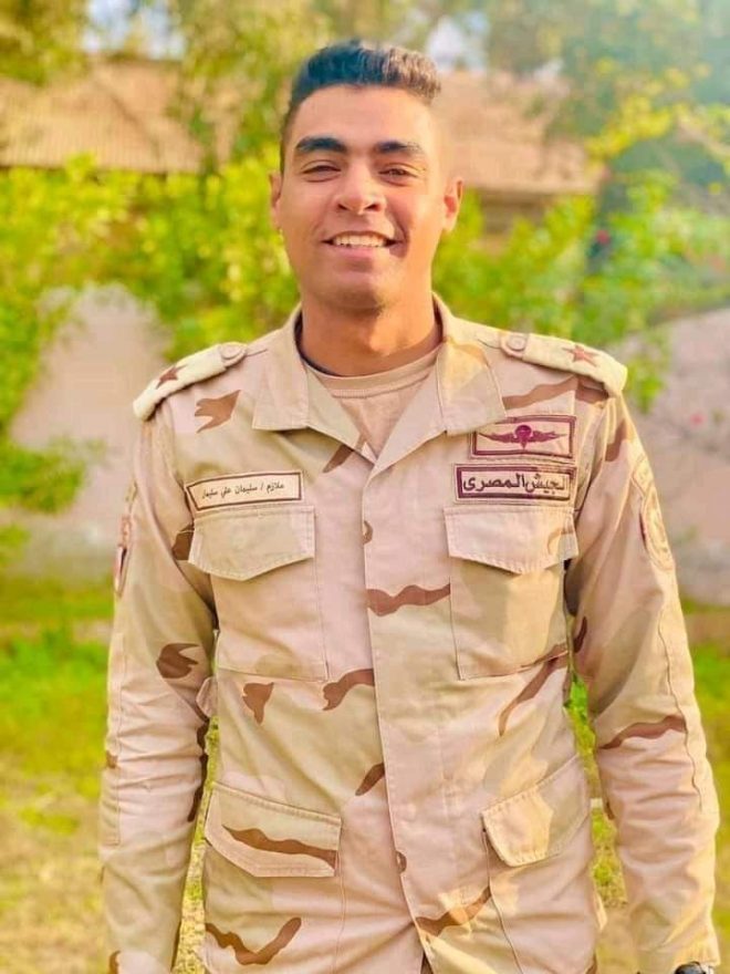 استشهد ضابط و10 جنود وإصابة آخرين، اليوم السبت، في هجوم إرهابي على إحدى محطات رفع المياه بمنطقة شرق القناة. وفيما يلي ننشر اليكم أسماء شهداء الواجب من أبناء القوات المسلحة الذين سقطوا في الهجوم الغادر، الذي نفذته عناصر تكفيرية في منطقة سيناء. وأكد المتحدث العسكرى في بيان رسمى، أن مجموعة من العناصر التكفيرية قامت بالهجوم على نقطة رفع مياه غرب سيناء، وتم الاشتباك والتصدى لها من العناصر المكلفة بالعمل فى النقطة، مما أسفر عن استشهاد ضابط و 10 جنود، وإصابة 5 أفراد، وجار مطاردة العناصر الإرهابية ومحاصرتهم فى إحدى المناطق المنعزلة فى سيناء. وصرح بأنه يتم مطاردة العناصر الإرهابية ومحاصرتهم في إحدى المناطق المنعزلة في سيناء، مؤكداً ان القوات المسلحة استمرار جهودها فى القضاء على الإرهاب وإقتلاع جذوره. شهداء اليوم