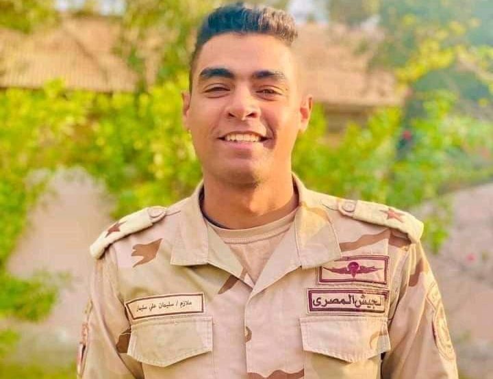 استشهد ضابط و10 جنود وإصابة آخرين، اليوم السبت، في هجوم إرهابي على إحدى محطات رفع المياه بمنطقة شرق القناة. وفيما يلي ننشر اليكم أسماء شهداء الواجب من أبناء القوات المسلحة الذين سقطوا في الهجوم الغادر، الذي نفذته عناصر تكفيرية في منطقة سيناء. وأكد المتحدث العسكرى في بيان رسمى، أن مجموعة من العناصر التكفيرية قامت بالهجوم على نقطة رفع مياه غرب سيناء، وتم الاشتباك والتصدى لها من العناصر المكلفة بالعمل فى النقطة، مما أسفر عن استشهاد ضابط و 10 جنود، وإصابة 5 أفراد، وجار مطاردة العناصر الإرهابية ومحاصرتهم فى إحدى المناطق المنعزلة فى سيناء. وصرح بأنه يتم مطاردة العناصر الإرهابية ومحاصرتهم في إحدى المناطق المنعزلة في سيناء، مؤكداً ان القوات المسلحة استمرار جهودها فى القضاء على الإرهاب وإقتلاع جذوره. شهداء اليوم