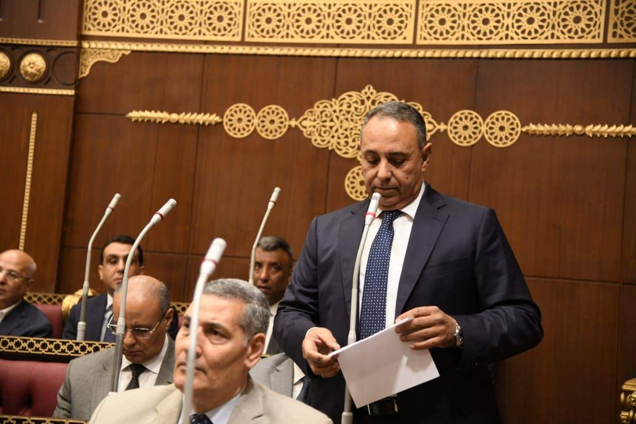 وجه النائب تيسير مطر رئيس حزب إرادة جيل، وكيل لجنة الصناعة بمجلس الشيوخ، التحية لوزير التموين الدكتور على مصيلحى أثناء الجلسة العامة لمجلس الشيوخ اليوم الأحد، برئاسة المستشار عبد الوهاب عبد الرازق لمناقشة استيضاح سياسة الحكومة بشأن الإجراءات التي اتخذتها لمواجهة أزمة الغذاء العالمية وتداعياتها على الدولة المصرية فى نطاق وزارة التموين والتجارة الداخلية. وقال "مطر" :" لا شك أن الحرب بين روسيا وأوكرانيا تسببت فى معاناة تعجز الكلمات عن صفها وألحقت الضرر بالعالم كله وخاصة البلدان النامية" مضيفا :" المشكلة أن الحرب والأزمة الروسية الأوكرانية جاءت بعد فيروس كورونا اللعين، فكان الله فى عون الحكومة المسئولة عن الشعب بجميع فئاته والأهم الطبقات الفقيرة والمتوسطة التي تهتم بها الدولة المصرية وعلى رأسها الرئيس عبد الفتاح السيسى. ووجه "مطر" مجموعة من التساؤلات لوزير التموين قائلا :" ما هي خطة وزارة التموين حال استمرار الأزمة الروسية الأوكرانية، وهل هناك خطة لاستمرار تدفق تجارة المواد الغذائية وهل سيكون هناك فتح أسواق من بعض الدول، وهل ستقوم وزارة التموين بدعم أكثر للمستهلك والفئة الأهم من الطبقة الفقيرة والمتوسطة الي لابد أن تكون لها الأولية" مؤكدا أن وزير التموين لديه الخبرة الكافية التي تجعلنا مطمئنين. ووجه "مطر" لوزير التموين على ممنظومة الخبر الجديدة للانتاج 72 والبعقرية فى تطبيقها وأن تلك الفكرة أدي إلى وجود رغيف متميز للمواطن بوفرة، مطالبا بتطبيق نفس الفكرة المتميزة فى الانتاج 76% بل وانتاج منظومة خبر 82% والذي سيؤدي إلي توفير رغيف غيش متميز يليق بالمواطن المصرى وبوفرة ويرفع العبء عن الموازنة فى تكلف الرغيف. ووجه "مطر" سؤالا إلى وزير التموين، قائلا :" ما هي أسباب تسجيل رقم التليفون على بطاقات التموين وما الفائدة التي تعود علي المواطن وخاصة أن شركات المحمول رفعت سعر الخط لأكثر من 150 جنيه مما يمثل عبء على المواطن". كما وجه "مطر" كلمة إلى وزير التموين قائلا :" أعلنت منذ أكثر من سنتين أنه سيتم ضم المواليد الجدد إلي بطاقة التموين ولكن للأسف المكاتب ترفض فهل سيتم اضافتهم، كما لدينا 72 مليون مواطن يستفيدون من منظومة العيش و64 يستفيدون من الخبر فقط دون السلع يعني لدينا حوالي 8 ملايين لا يحصلون على سلع تموينية فما هي المعايير الي تم على أساسها المنع". كما تساءل عن ما حدث بشأن البطاقات الزراعية الغير سليمه لصرف الكيماوي لها وتاثيرها على محصول القمح والرصيد الاستراتيجي.