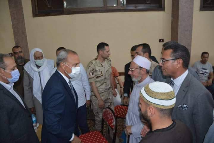 قدَّم مساء أمس عبد الحميد الهجان محافظ القليوبية واجب العزاء لأسرة الشهيد البطل إبراهيم رفعت عواد حسن المقيم بعزبة الرمل أبو زعبل بمدينة الخانكة، والذي استشهد في الهجوم الإرهابي خلال تأدية الواجب الوطني بنقطة رفع مياه غرب سيناء ، ورافقه في تقديم العزاء اللواء هشام خشبة السكرتير العام للمحافظة والسادة أعضاء مجلسي النواب والشيوخ والأستاذ مجدي نجاح رئيس مركز ومدينة الخانكة ، وعدد من قيادات القوات المسلحة والشرطة والقيادات التنفيذيه بالمحافظة. وأكد "المحافظ" أن الشهيد قدم روحه فداءً للوطن ليتذكره أبناء القليوبية بكل الخير داعياً الله عز وجل أن يتغمده بواسع رحمته وغفرانه وأن يلهم أهله وذويه الصبر والسلوان . وفي ذات السياق فقد قرر "محافظ القليوبية " إطلاق إسم الشهيد على مدرسة عزبة الرمل تخليداً لذكراه الطاهرة مؤكداً أننا لن ننسى أبناءنا الذين يُضحون بأرواحهم من أجل حماية الوطن وستبقى ذِكراهم محفورة في وجدان الشعب المصري وستحيا مِصر آمنةً مستقرة .