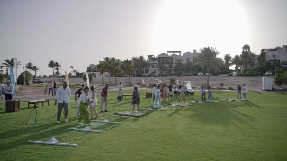 احتفلت مدينة الجونة ، إحدى مدن شركة أوراسكوم للتنمية بمحافظة البحر الأحمر في 11مايو 2022 بالبدء في استكمال ملعب الجولف الخاص بها في منطقة Ancient Sands عبر إضافة 9 حفرات جدد تماشياً مع المواصفات العالمية لتوفير ملعبي جولف عالميين في مدينة الجونة مجهزين لاستضافة عدد من البطولات العالمية والمحلية على مدار العام. ويضم كل ملعب جولف 18 حفرة تم تصميمهما وفق أحدث المواصفات في منطقتي Ancient Sands و El Gouna Golf Club . قام بحضور حفل الاطلاق السيد محمد عطالله، عضو الاتحاد المصري للجولف، والسيد محمد عاشور، رئيس القطاع التجاري وتطوير الأعمال بمدينة الجونة وعدد من المشاهير والاعلاميين. وخلال الحفل، قامت مدينة الجونة بالإعلان عن إطلاق أحدث وحداتها السكنية "The Nines"، المصممة وفق أحدث المواصفات العالمية من قبل شركة EDSA، لتطل على ملاعب الجولف مباشرة على مساحة 87000 متر والتي تتكون من أنواع مختلفة من الفيلات وتتراوح مساحتها ما بين 156 الي 190 متر مربع. ويتمتع المشروع بممشي يبلغ حوالي كيلومترين يطل على ملعب جولف Ancient Sands مناسب للمشي أو الركض، كما يحتوي المشروع على ممر مخصص لركوب الدراجات متصل بشبكة مسارات عامة للدراجات في المنطقة. ويتوافق التصميم المعماري لـمشروع The Nines مع التراث المعماري والتقاليد الساحلية العالمية لمدينة الجونة وسيتم البدء في تسليم هذه الوحدات بعد عامين. ويتناسب تصميم ملعب جولف Ancient Sands المصمم من قبل المصمم المشهور كارل ليتين مع احتياجات لاعبي الجولف المبتدئين والمحترفين، حيث سيتم توفير الفرصة للقيام بالتدريبات من خلال البرنامج التعليمي التي توفره مدينة الجونة لجذب لاعبي الجولف من مختلف الجنسيات من خلال أكاديمية الجولف التي سيتم افتتاحها في سبتمبر 2022 للمبتدئين فضلاً عن وضع مدينة الجونة على خريطة لاعبي الجولف المحترفين. أعرب محمد عاشور، رئيس القطاع التجاري وتطوير الأعمال بمدينة الجونة، عن سعادته بهذا التطوير الذي يُمكن مدينة الجونة من استكمال جهودها الداعمة للقطاع الرياضي خاصه في رياضة الجولف، تماشيا مع استراتيجية أوراسكوم للتنمية في جعل مدينة الجونة منارة للثقافة والفن والرياضة. وأكد عاشور أن مدينة الجونة تدعم رياضة الجولف باعتبارها رياضة عالمية بدأت في مصر منذ أكثر من 100 عام، لهذا قامت المدينة بإضافة 9 حفرات جدد لاستكمال ملعب Ancient Sands طبقاً للمواصفات العالمية لتوفير ملعبين بتصميم عالمي في المدينة، ويأتي هذا مدعوماً بتوفير أكاديمية للجولف تقدم برامج ودورات تدريبية، وسيتم ري ملاعب الجولف باستخدام المياه المعاد تدويرها مما يعزز التزامنا تجاه الاستدامة البيئية في المدينة، بالإضافة إلى ذلك، سيتم استضافة وتنظيم بطولات عالمية كبرى تعزز وضع مصر على خريطة اللعبة عالميًا. وعلق محمد عطالله عضو الاتحاد المصري للجولف، على تطوير ملاعب الجولف بالجونة قائلاً: إن شركة أوراسكوم للتنمية تبذل جهوداً كبيرة لدعم الرياضة والسياحة الرياضية في مصر، وإن تطوير ملاعب الجولف بالجونة يعزز السياحة الرياضية في مصر، حيث يساهم ذلك في دفع جهود اتحاد الجولف لوضع الجولف المصري في مكانته التي يستحقها عالميًا سواء رياضيًا أو سياحيًا، لافتاً أن وزارة الشباب والرياضة تقدم كل سبل الدعم للنهوض برياضة الجولف في مصر، وأن الاتحاد يجهز لاستضافة مسابقات وبطولات دولية للجولف على الملاعب المصرية. والجدير بالذكر أن مدينة الجونة ستستضيف بطولة مصر الدولية المفتوحة للجولف للسيدات (كأس نفرتيتى) والتي ينظمها اتحاد الجولف خلال الفترة من 20 الى 22 مايو الحالى وتشهد البطولة للمرة الاولى هذا العام مشاركة دولية موسعة، حيث ستقام النسخة الاولى من البطولة بملاعب الجونة علي مساحة 6,269 متر نظرا لتميز الملاعب والمدينة بكافة المقومات اللازمة والتي يمكن ان تضع مصر في مقدمة الدول الاكثر رواجا لسياحة الجولف عالميا. ويأتي ذلك في إطار استراتيجية شركة أوراسكوم للتنمية التي تولي اهتماماً كبيراً بدعم القطاع الرياضي في مصر، والجهود التي تبذلها لتوفير ملاعب عالمية تمكنها من تنمية الأنشطة الرياضية في مصر بشكل عام، ودعم رياضة الجولف بشكل خاص، وذلك من خلال تطوير ملاعبها بما يؤهلها لاستضافة وتنظيم المسابقات الدولية.