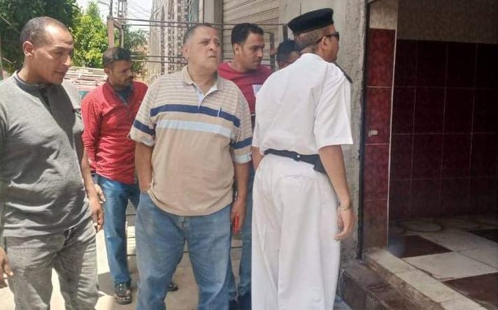 كتب: السيد يوسف وردت معلومات للجهاز التنفيذي المحلي لمركز ومدينة كفرشكر بوجود مصنع لتصنيع الحلويات التى تباع للأطفال مخالف للقانون ويعمل بدون ترخيص ومخالف للاشتراطات الصحية . حيث أمر الدكتور بكر عبدالمنعم رئيس المركز والمدينة بضرورة ضبط المصنع المخالف واتخاذ كافة الإجراءات القانونية اللازمة وتمكنت إدارة الإشغالات والتراخيص وبالتعاون والتنسيق مع شرطة المرافق من ضبط المصنع الذي يعمل بنظام العمل المخالف للقانون المحلي والبيئي والصحي . واكدت المصادر أن المصنع المضبوط بقرية كفر تصفا التابعة لمركز ومدينة كفرشكر وتم مصادرة الادوات والخامات المضبوطة والذي تستخدم في أعمال التصنيع واتخاذ الإجراءات القانونية اللازمة .