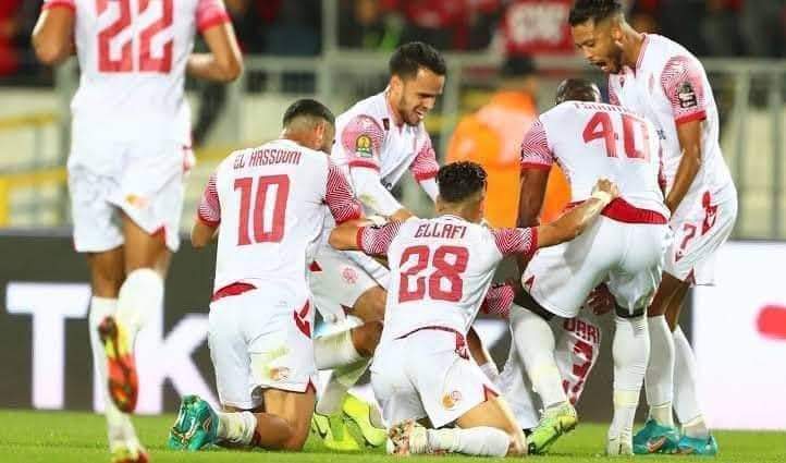 تشكيل الوداد المغربي لمواجهة الأهلي بنهائي دوري أبطال إفريقيا كتبت/ إيمان محمد أعلن "وليد الركراكي" المدير الفني لفريق الوداد المغربي تشكيل فريقه الرسمي لمواجهة الأهلي، في المباراة التي ستجمعهما بعد قليل على ملعب مركب محمد الخامس بالدار البيضاء، في نهائي دوري أبطال إفريقيا، في تمام الساعه التاسعه مساءً بتوقيت القاهره. حيث جاء تشكيل فريق الوداد المغربي كالتالي: في حراسة المرمى : أحمد التكناوتي. خط الدفاع : يحيى عطية الله، أمين فرحاني، أشرف داري، أيوب العملود. خط الوسط : رضا الجعادي، يحيى جبران، جلال الداودي، زهير المترجي، أيمن الحسوني. خط الهجوم: جاي مبينزا.