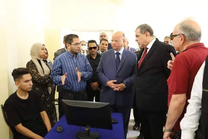 بيان صادر عن وزارة القوى العاملة: سعفان ومحافظ القاهرة يتفقدان مقر قبول طلبات الترشح للمرحلتين الأولى والثانية للانتخابات النقابية العمالية توفير سبل الراحة وجميع وسائل الأمان والسلامة لكل المتقدمين غدا وبعد غد تخصيص 29 مكتب لتلقي طلبات المرشحين للجان التابعة للتصنيف النقابي في المرحلتين تفقد وزير القوى العاملة محمد سعفان، رئيس اللجنة العليا المشرفة علي الانتخابات النقابية العمالية، يرافقه اللواء خالد عبد العال محافظ القاهرة، اليوم السبت مقر قبول طلبات الترشح الخاصة بعملية انتخابات المنظمات النقابية العمالية بمحافظة القاهرة، وذلك بالمركز القومي لدراسات السلامة والصحة المهنية وتأمين بيئة العمل بميدان الحجاز بمصر الجديدة ، للوقوف علي إعداده جيدا لتلقي طلبات الترشح في سهولة ويسر من المرشحين المقرر لها غدا الأحد وبعد غد الأثنين، فضلا عن متابعة العملية الانتخابية بالمحافظة. في مستهل الجولة شهد الوزير والمحافظ الأماكن المخصصة لتلقى طلبات الترشح للمنظمات النقابية وفقا للتصنيف النقابي التي حددته الوزارة في مراحل العملية الانتخابية وفقا للقانون. وأوضح الوزير أنه تم تحديد العملية الانتخابية على مرحلتين الأولى بها ١٥ منظمة نقابية، أما الثانية تتضمن ١٤ منظمة نقابية، يتم خلالهما تلقى طلبات الترشح والبت فيها وتقديم التظلمات والطعون والبت فيها من قبل اللجنة المشكلة إلي إعلان النتيجة وتقديم الأوراق النهائية. وقال الوزير : إن الوزارة حرصه على تنظيم العملية الانتخابية للمنظمات النقابية، حيث شكلت لجنة عليا مشرفة عليه برئاسته، تتابع العملية الانتخابية على مدار ٢٤ ساعة، من خلال غرفة مركزية بديوان الوزارة، وغرف متابعة تابعة لها بمديريات القوى العاملة علي مستوى ٢٧ محافظة، مشيرا إلي أنه تم التواصل والتنسيق مع العديد من الجهات، ومنها وزارتي الكهرباء والطاقة، والداخلية، والدفاع المدني لتأمين مكان تلقى الطلبات بالمركز. واستطرد قائلا كإن المركز القومي للسلامة والصحة المهنية تم تجهيزه بكافة الوسائل اللازمة لتوفير سبل الراحة وتتيح السهولة في تلقي الطلبات وتسجيلها على المنظومة الرقمية المعدة لذلك من قبل مركز المعلومات التابع للوزارة. ووجه الوزير، القائمين على تجهيز مقار تلقى الطلبات بسرعة الانتهاء من التجهيزات الخاصة بمكان تلقى الطلبات، و توفير كافة وسائل الراحة والأمان والسلامة لكل المتقدمين على الترشح . وقال الوزير : إنه علي متلقي طلبات الترشح التحقق من قبول طلب الترشح المقدم من المرشح بشخصه أو من وكيله الخاص بموجب توكيل رسمي موجه إلى اللجنة العامة المشرفة على الإنتخابات ، على أن يشتمل طلب الترشح على البيانات الأساسية للمرشح المتمثلة في : الإسم الرباعي واسم الشهرة إن وجد ، والرقم القومي ، وتاريخ ومحل الميلاد ، والمهنة أو الوظيفة ، ومحل الإقامة ، وجهة العمل ، والمؤهل الدراسي ، والنقابة المهنية التى ينتمي إليها إن وجدت . وأوضح أن الأوراق المطلوبة للترشح هي : صورة من بطاقة الرقم القومي سارية ، صورة من شهادة الميلاد المميكنة ، وشهادة معتمدة من جهة العمل تتضمن وظيفة المرشح ودرجته الوظيفية ونوع التعاقد ، وشهادة آداء الخدمة العسكرية أو الإعفاء منها أوصورة طبق الأصل منها ، وشهادة إتمام التعليم الأساسي أو محو الامية أوض روة طبق الاصل منها ، وصحيفة الحالة الجنائية على ان تكون لم يمض على صدورها أكثر من ثلاثة أشهر وتقبل إذا كانت موجهة إلى اللجنة العامة المشرفة على الانتخاب ، أو مديرية القوى العاملة ، أو وزارة القوى العاملة أو الانتخابات النقابية العمالية أو أى صيغة تفيد ما سبق . كما شملت الأوراق المطلوبة للترشح ، شهادة من المنظمة النقابية المعنية تفيد عضوية المرشح في الجمعية العمومية وسداده اشتراكاتها بصفة منتظمة للمدة التى تحددها لائحة النظام الأساسى للمنظمة النقابية أو إفادة من جهة عمله تفيد ذلك ، أو إفادة من واقع قاعدة البيانات بالجهة الإدارية ، وإقرار موقع من المرشح العامل بالقطاع الخاص يفيد بأنه غير مختص أو مفوض في ممارسة كل أو بعض سلطات صاحب العمل ( العاملين بالقطاع الخاص فقط) ، و إقرار موقع من المرشح بأنه غير منضم إلى أية منظمة نقابية عمالية من ذات المستوي والتصنيف النقابي المهني . إقرار من المرشح بأنه ليس صاحب عمل في أى نشاط تجاري أو صناعي أو زراعي أو خدمي ، وإقرار موقع من المرشح بأنه ليس شاغلاً لوظيفة قيادية في الحكومة ووحدات الإدارة المحلية والهيئات العامة خدمية أو إقتصادية والاجهزة الحكومية التى لها موازنات خاصة ، وشركات القطاع العام ، وقطاع الأعمال العام ، والقطاع الاستثماري ، والقطاع المشترك ، والقطاع التعاوني ، وأنه ليس رئيس قطاع او رئيس أو عضو مجالس إدارة الهيئات أو الشركات من الأعضاء المعينين. كما تتضمن الأوراق المطلوبة ، إقرار موقع من المرشح بأنه ليس مالكاً أو حائزاً لأكثر من ثلاثة أفدنة إذا كان الترشح لعضوية مجلس إدارة المنظمة النقابية الزراعية المهنية ، فضلاً عن شهادة رسمية معتمدة وسارية تفيد خلو المرشح من السموم . من جانبه أثنى محافظ القاهرة ، على أماكن تلقى الطلبات والمجهودات التي بذلتها وزارة القوى العاملة لتجهيزه وتوفير كافة وسائل الراحة للمواطنين المتقدمين على الترشح للدورة الجديدة من انتخابات المنظمات النقابية 2022 – 2026 ، متمنياً التوفيق والنجاح للدورة الحالية والنجاح في تشكيل مجالس إدارة النقابات العمالية التي تعد تعبيراً حقيقياً عن الحركة العمالية وتدافع عن حقوقهم ومكتسباتهم . حضور التفقد إبراهيم صابر نائب محافظ القاهرة للمنطقة الشرقية، وحسين صبري البكباشي مستشار الوزير للمعلومات، واحمد جادو المستشار المالي للوزير، ومدحت الغمراوي مدير مديرية القوي العاملة بالقاهرة ورئيس اللجنة العامة المشرفة على الانتخابات ، وأحمد نظمي وكيل المديرية، وتامر بدوي مدير المركز القومي للسلام، ورضا العربي مساعد المستشار المالي. متابعه وائل جمال