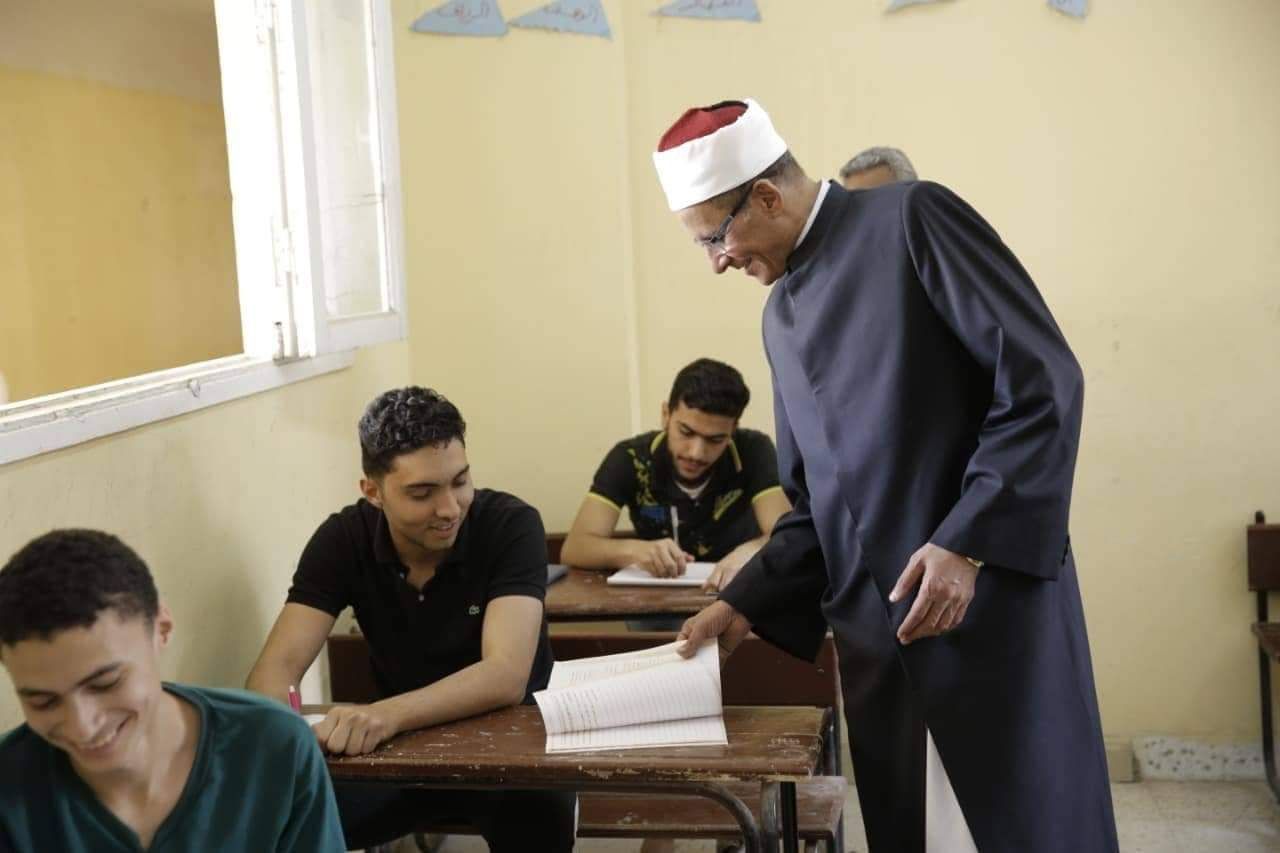تنطلق امتحانات النقل للفصل الدراسي الثاني، غدا السبت، بقطاع المعاهد الأزهرية حيث يؤدي الامتحان طلاب الصفين الرابع والخامس الابتدائي في مادتي القرآن الكريم، والتربية الدينية، فيما يؤدي طلاب الصفين الأول والثاني الإعدادي في مادتي الفقه والنحو. وكان قطاع المعاهد الأزهرية، أكد على ضرورة التزام الطلاب والمراقبين بالإجراءات الاحترازية للحفاظ على الجميع من انتشار فيروس كورونا والتي شملت توفير جميع أدوات التعقيم، وأجهزة قياس درجات الحرارة بكل لجنة، وتعقيم وتطهير جميع اللجان بما فيها مقاعد الطلاب ودورات المياه والطرقات . كما قام القطاع بتوفير وتجهيز حجرة عزل صحي داخل كل مقر، وتخصيص طبيب أو زائرة صحية على الأقل بكل لجنة، وسيتم تكليف عدد من المعلمين بتنظيم دخول الطلاب أمام بوابة اللجان وبعد الكشف عليهم بجهاز الكاشف بحيث يعملون على التباعد بين كل طالب وآخر مسافة متر ومتابعتهم حتى دخول اللجان، وتوجيه الطلاب نحو أهمية الإجراءات الاحترازية وخطورة إهمالها طوال أيام الامتحانات.