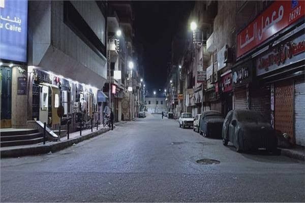 أعلن عبد الحميد الهجان، محافظ القليوبية ، أنه بداية من اليوم السبت الموافق 7 مايو 2022، سيتم البدء في تطبيق المواعيد الصيفية لفتح وغلق المحال العامة، وذلك وفقا لقرار اللجنة العليا لتراخيص المحال العامة برئاسة اللواء محمود شعراوى وزير التنمية المحلية. أوضح المحافظ، أن مواعيد فتح المحال التجارية والمولات التجارية يوميًا ستكون من الساعة 7 صباحا، وتغلق الساعة 11 مساءً صيفًا، على أن يتم زيادة التوقيت أيام الخميس والجمعة وفي الإجازات والأعياد الرسمية لتغلق الساعة 12 منتصف الليل صيفًا، و تكون مواعيد فتح المطاعم والكافيهات بما في ذلك الموجودة بالمولات التجارية يوميًا من الساعة 5 صباحًا، وتغلق الساعة 1 صباحًا صيفًا، مع استمرار خدمة التيك أواي وخدمة توصيل الطلبات للمنازل بالنسبة للمطاعم والكافيهات على مدار ٢٤ ساعة . وأضاف المحافظ، أن مواعيد فتح جميع محال الورش والأعمال الحرفية داخل الكتل السكنية يوميًا تكون من الساعة 8صباحًا، وتغلق الساعة 7مساءً صيفًا، عدا الورش الموجودة على الطرق ومحطات الوقود، وكذا الورش المرتبطة بالخدمات العاجلة للمواطن والتي يصدر بها قرار من وزير التنمية المحلية (رئيس اللجنة العليا لتراخيص المحال العامة) . وأشار المحافظ، إلى أنه تُستثنى من هذه المواعيد محال البقالة والسوبر ماركت والمخابز والأفران، مع مراعاة مواعيد الأنشطة الليلية لبعض المحال مثل محال بيع الفاكهة والخضراوات ومحلات الدواجن وأسواق الجملة والصيدليات . شدد الهجان ، على الالتزام بتنفيذ قرارات الغلق، مشيراً إلى أن الدولة المصرية حريصة على الحفاظ على صحة وسلامة المواطنين، منوهًا بضرورة تعاون المواطنين في تطبيق المواعيد الصيفية الجديدة للفتح والإغلاق والإبلاغ عن أي مواطن يخالف هذه المواعيد لضمان حسن تطبيق واحترام القرارات الحكومية والحفاظ على صحة الجميع. ووجه المحافظ، رؤساء مجالس المدن والأحياء، بضرورة التأكد من الالتزام بتطبيق المواعيد الصيفية، واتخاذ كافة الإجراءات القانونية تجاه المخالفين.