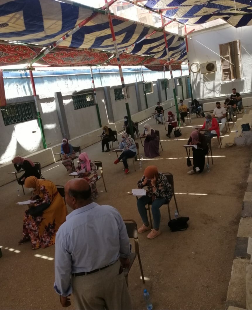 ضبط مسؤولى الامتحانات بالمعهد العالي للخدمة الاجتماعية بمدينة بنها بمحافظة القليوبية، طالبة بالثانوي التجاري ، تؤدى امتحان مادة "البيئة" للفرقة الرابعة بالمعهد بدلا من صديقتها الطالبة بالفرقة الربعة بالمعهد، وذلك نظرا لسفر الأخيرة منذ فترة مع أسرتها لدولة الإمارات، وحرر محضر بالواقعة، وتولت النيابة التحقيق. وتلقى اللواء غالب مصطفى مدير أمن القليوبية، إخطارا من مأمور قسم شرطة ثان بنها يفيد ورود بلاغ من المعهد العالي للخدمة الاجتماعية دائرة القسم، بقيام مراقبو الامتحانات بضبط طالبة بالثانوي التجاري تؤدي الامتحان بدلا من طالبة بالفرقة الرابعة بذات المعهد. على الفور انتقل رجال الأمن للمعهد العالي للخدمة الاجتماعية ببنها، وبالمعاينة والفحص تبين قيام الطالبة "ش و ف"، 17 سنة، طالبة بالثانوي التجاري، ومقيمة بمدينة بنها، بأداء امتحان مادة "البيئة" للفرقة الرابعة بالمعهد، بدلا من صديقتها الطالبة "ن ع ع" 24 سنة، الطالبة بالفرقة الرابعة بالمعهد، ومقيمة مدينة بنها، وذلك لتواجدها منذ فترة مع أسرتها بدولة الإمارات. وكشفت التحريات أيضا سابقة قيام نجلة عمة الطالبة المقيدة بالمعهد، من قبل، من أداء مادتى امتحان للطالبة من قبل وتم ضبط الواقعة أيضا، وتحرر المحضر رقم 1480 إدارى قسم شرطة ثان بنها لسنة 2022، وتولت النيابة التحقيق