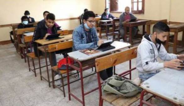 حقيقة تسريب امتحان الثانوية العامة اليوم بعد بدأ الإمتحان تداول امتحان التربية الدينية للصف الثالث الثانوي 2022 بالأسئلة والإجابات بعد مدة 20 دقيقة من بدء الامتحان، الذي بدأ في تمام الساعة التاسعة من صباح اليوم على جروبات الغش على موقع التليجرام. ونجحت الأجهزة الأمنية بوزارة الداخلية في الكشف عن المسربين، وبالفحص والتنسيق مع مسئولي وزارة التربية والتعليم، تبين اضطلاع عدد (3 طلاب) بمحافظات "الغربية – الشرقية – قنا" ببث الأسئلة المشار إليها باستخدام هواتفهم المحمولة. وتم اتخاذ الإجراءات الإدارية اللازمة.