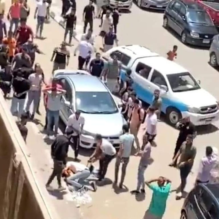 أقدم شاب على ضرب فتاة وذبحها أمام المئات في شارع بالقرب من جامعة المنصورة، اليوم، وتمكن الأهالي وطلاب الجامعة من الإمساك به وتسليمه للشرطة قبل الفتك به. قال شهود عيان إن الشاب طالب بكلية الآداب، الفرقة الثالثة بجامعة المنصورة، وطعن الفتاة أمام بوابة توشكى الخاصة، إذ كانت في طريقها لموقف نقل الركاب إلى المحلة حيثُ محل سكنها. ووفقا لـ "مصادر" آخرى ، قال شهود العيان إن الشاب أراد الزواج بالفتاة، لكنها رفضته، فقرر الانتقام منها وهددها بالقتل حتى نفذ جريمته. وحاول الأهالي نقل الفتاة للمستشفى في حالة خطرة إلا أنها لفظت أنفاسها قبل ذهابها للمستشفى، وسلم المواطنون الشاب للشرطة. وأوضحت التحقيقات الأولية مع المتهم أنه قام بذبح زميلته بسبب خلاف بينهما داخل سيارة الميكروباص أثناء ذهابهما للجامعة، فحدثت مشادة كلامية، وقرر على أثرها الانتقام منها لشعوره بإهانته أمام الركاب، وفور نزولهما من الميكروباص أسرع خلفها وسدد لها 3 طعنات، منها واحدة بالرقبة. وكشفت التحريات الأولية أن الطالب يدعى "م.ع.م" بالفرقة الثالثة بكلية الآداب في جامعة المنصورة، والمجني عليها تدعى "ن. أ. أ"، بكلية الآداب، وتم نقل الطالبة إلى مستشفى الطوارئ في المنصورة إلا أنها لفظت أنفاسها قبل الوصول للمستشفى، كما تم نقل الطالب إلى مستشفى الطوارئ لوجود إصابات نتيجة تعدي عدد من الأهالي عليه أثناء ضبطه. وقال شاهد على جريمة ذبح طالبة المنصورة، إن المتهم لاحظ أفراد أمن الجامعة يتوجهون إليه، فأقدم على الإمساك برقبة المجني عليه وذبحها، ما أحدث بها نزيفا أدى إلى مصرعها على الفور. وأضاف أن أمن الجامعة تمكن من استيقافه واحتجازه، ونزع السلاح الأبيض من يده، واستدعاء قوات الأمن التي حضرت على الفور وألقت القبض عليه، وجرى نقل الجثمان إلى المشرحة، تمهيدًا لاستخراج تصريح الدفن، لنقلها إلى مثواها الأخير. وتداول رواد مواقع التواصل الاجتماعي صورا قالوا إنها للضحية والجاني، مؤكدين أن اسمها "نيرة" وأن مرتكب الجريمة اسمه محمد عادل. المجني عليها