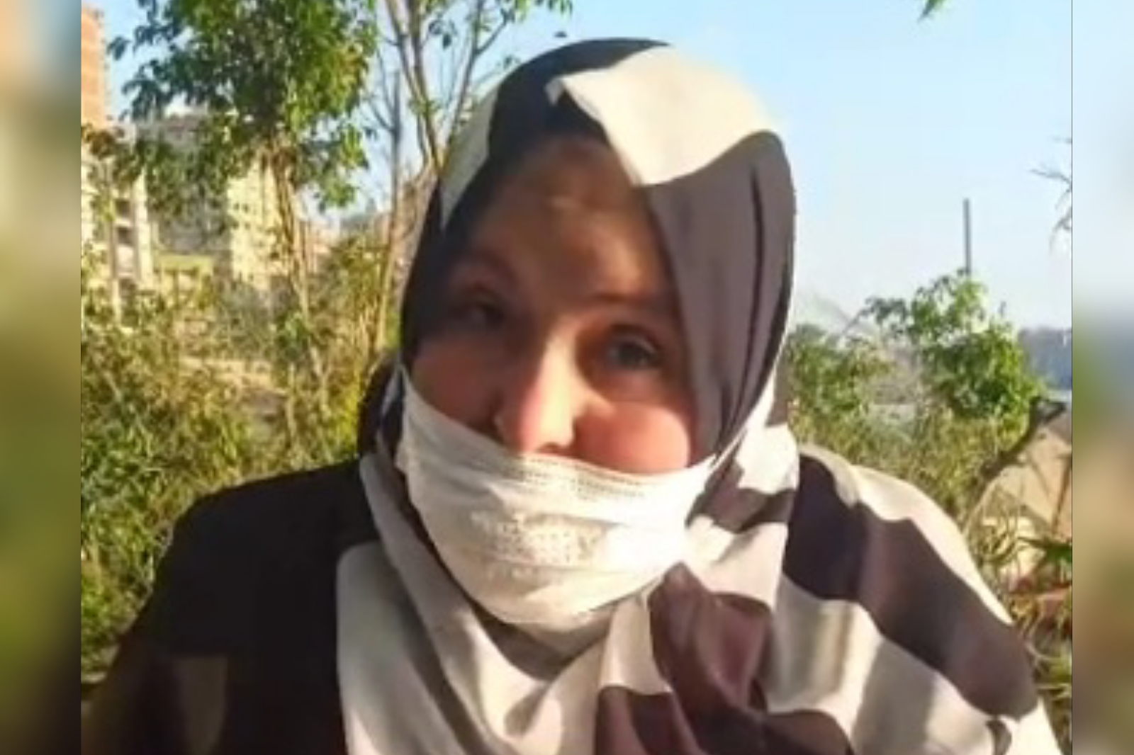 طالبت المواطنة منال عبد القادر المقيمة بمدينة بنها بمحافظة القليوبية بتدخل عاجل من الرئيس عبد الفتاح السيسي رئيس الجمهورية ومن الدكتور مصطفى مدبولى رئيس مجلس الوزراء وكافة الجهات المعنية لإنصافها ورد حقوقها التى سلبت عمدا وقهرا لها ولأسرتها وفقا لتعبيرها وضياع ما أدخرته شقاء عمرها وعمر زوجها وانهاء اجراءات منحها العقود الخاصة بأرضها التى أشترتها عام 2006 م وانفقت عليها الملايين من اجل استزراعها وان تكون عائدا على مصر بالخير . ووجهت منال عبد القادر رسالة للرئيس عبد الفتاح السيسي رئيس الجمهورية جاء مضمونها : يا سياده الرئيس طوال عمرنا وأنا وزوجى وابنائي نعانى من مرارة الغربة منذ التسعينات وقررنا شراء قطعه أرض تابعه للتعمير والصحاري في منطقه ((ميدوم - مركز الواسطه - محافظة بني سويف )) تبلغ مساحتها ٣٠فدانا . مضيفة بقولها : للعلم فخامة الرئيس كنا عايشين ف ايطاليا من التسعينات وكانت أحوالنا متيسرة وأنجبت أولادي هناك وكانت معيشتنا متيسره الحال وخوفا من فقدان انتماء ابنائي لوطنهم مصر الوطن الأ فكرنا أنا وزوجى نربط اولانا بوطنهم وان نزرع فيهم روح الحب والإنتماء تجاه مصر فاشترينا قطعه الارض تتبع التعميروالصحاري بمنطقه (( ميدوم - مركز الوسطه - ببني سويف)) وانفقنا عليها ملايين الجنيهات ومحافظ بني سويف في ذلك الوقت قدم لنا كل التسهيلات لكي نقيم المشروع على نفقتنا الخاصة وان نقيم رافع مياة من ميدوم لمنطقة الجبل . وكان كل حلم زوجي أن يعود لوطنه مصر ويستقر فيها ويعمرالأرض ويزرعها ويقيم مزرعه كبيرة وببساطة وبحب قمنا بتحويل كل نقودنا وتحويشة عمرنا لمشروع الارض . وفى ذات الوقت يوجد ملف ف التعمير فى التعمير الصحاري بالقانون ٢٠٠٦ وقانون ابراهيم محلب ٢٠١٧م . وخلال تلك الفترة نزل زوجى اجازه لمباشرة الأرض بنفسه ووجد أن توصيل المياة فى الساعه الواحده ب٢٠٠ج وصحيا ونفسيا ومعنويا بسبب التعقيدات التى تعرضنا لها بعد ذلك بما هدد الأرض التى وضعنا فيها كل ما نملكه فأصيب بجلطة شديدة ودخل العناية المركزة ولم يستطيع العودة مرة ثانية لإيطاليا بسبب تعبه وكل كلامه لي فى هذا الوقتلو حدث لى أى شىء أياكى ان تتنازلي عن الارض . ومن وقتها فخامة الرئيس وانا ف دوامه العلاج وبعت كل ما أملكه حتى مصوغاتى الذهبية حتى أقف بجانب زوجى فى رحله علاجه ورحلة الحفاظ على الأرض وابنائي اضطروا للعمل فى المحلات للأنفاق على علاج والدهم وبعنا كل ما نملكه بسبب الروتين الحكومى وفساد المحليات وتجاهل مسئولى محافظة بنى سويف وجهاز التعمير واستطردت منال بقولها : فخامة الرئيس (مع اول انتخابات رئاسية لسيادتكم كنت ف مصر ووقفت باللجنه وانتخبت فخامتكم وأرسلت لكم رساله لا أعرف ان كانت قد وصلت ام لا فلقد انتخبناك من اجل ان ترد الظلم عنا وحلمت بكم فخامة الرئيس ثلاث مرات وانت ترتدى الزى العسكرى وتقف بشموخ فوق مياه نهر النيل وتسير شمالا وجنوبا ووقتها فسر لى هذا الحلم بأنه بشره خير للبلد . ومشكلتي حاليا فخامة الرئيس ان محافظة بنى سويف ومسئولى التعمير والصحارى يريدون بيع الأرض لنا مرتين وفقا لقانون التقنين للأراضي وطالبونا بسداد مبالغ مالية يصل سعر الفدان فيها الى ٨٠ الف جنيه وكل مالنا وما نملكه انفقناه على الارض وانا زوجة مصرية محبة لوطنها اناشد سيادتكم أن تنظروا الينا بعين الرحمة لزوجه كل همها أن تقدم حلما جميلا وارضا خضراء لوطنها ولأبنائها وان تحقق حلم جوزها المريض فى استصلاح الارض حيث ان زوجى مصرى وفلاح أبن فلاح يحب الزراعة ويقدر قيمتها