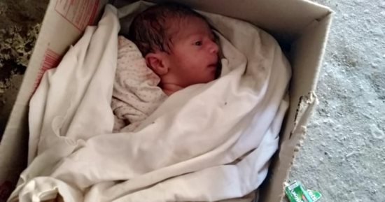 متابعة : محمد جمال عيسى ألقت مباحث قسم ثان بنها بمحافظة القليوبية، القبض على ربة منزل مقيمة بمحافظة المنوفية، لقيامها بإلقاء طفلها الرضيع عقب ولادته وإلقائه بمنطقة كورنيش النيل المقابل لديوان محافظة القليوبية، وجرى عرضها على النيابة العامة، وتولت النيابة التحقيق. وكان تلقى اللواء غالب مصطفى مدير أمن القليوبية إخطارا من المقدم محمد ثروت رئيس مباحث قسم ثان بنها بمحافظة القليوبية، بورود بلاغ من الأهالى بالعثور على رضيع حديثى الولادة ملقى بجوار حمامات كورنيش بنها المقابل لديوان محافظة القليوبية. وعلي الفور جرى البحث والتحرى وتفريغ كاميرات المراقبة بالمنطقة وتم تحديد الأم المتسببة فى ذلك وجرى ضبطها، وحرر واعترفت بارتكاب الواقعة وأنها متزوجه عرفيا وحرر محضر بالواقعة، وتولت النيابة التحقيق. وتمكنت مباحث القليوبية اليوم من العثور على والدة الطفل حديث الولادة الذي عثر عليه ملاقاه في منطقة الفلل بمدينة بنها منذ أيام. أثار حادث مفزع غضب رواد مواقع التواصل الاجتماعي بمحافظة القليوبية خلال الايام الماضية، حيث ألقت أم طفلها الرضيع والذي يبلغ عمره أيام في الشارع، بمدينة بنها في محافظة القليوبية. وتبين من التحريات الأولية ان الأم من محافظة المنوفية، وكانت متزوجة زواجاً عرفيا، وعند وضعها للطفل رفض الأب الإعتراف به وأخفى عقد الزواج العرفي ليتنصل من إبنه، مما دفع الأم برمي طفلها في محافظة أخرى ليلقى مصيره في الحياة كان عثر أهالي مدينة بنها علي طفل حديث الولادة منذ أيام ملاقاه بمنطقة الفلل ببنها، حيث أبلغوا الشرطة وتم تحرير محضر بالواقعة وقامت الجهات المعنية بوضع الطفل الرضيع بمحضن مستشفى الأطفال التخصصي ببنها ليتلقى الرعاية الكاملة لحين العثور علي وأهليه.