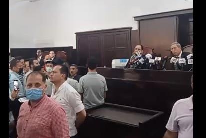 قررت محكمة جنايات المنصورة، اليوم، إحالة أوراق المتهم بقتل نيرة أشرف طالبة جامعة المنصورة، والتى قتلت غدرا على يد زميلها "محمد عادل" أمام بوابة مجمع كليات الجامعة، إلى فضيلة المفتي، لأخذ الرأي الشرعي فى إعدامه بتهمة القتل العمد، وتحديد جلسة 6 يوليو المقبل للنطق بالحكم. وعقدت الجلسة برئاسة المستشار بهاء الدين المرى، رئيس المحكمة، وعضوية كل من المستشارين: سعيد السمادوني، ومحمد الشرنوبي، وهشام غيث، وسكرتارية محمد جمال، ومحمود عبدالرازق. وفي كلمات مؤثرة ألقاها قاضى المحكمة بهاء المرى قبل النطق بالحكم حيث قال: "يا محسوب علي بني الإنسان جئت بما لم يأت الوحش والطير والحيوان ـ فقلب قُد من حديد، فكرت وقدرت، وسعيت وتدبرت، واعددت سكيناً ماضياً في حدتها، وقتلت نفساً ذكية بغير حق، انتدبت بها مكاناً قصياً طعناً ونحراً، لقد جئت شئ أدا. وأضاف القاضى فى كلمته خلال جلسة الحكم اليوم " لقد أصبت إلانسانية في أعز مقدساتها، ثم قسي قلبك بعد ذلك فقتلت نفساً ـومن الذي (طعنت ونحرت)، وزعمت أنك كنت تحبها، وكنت انت أكثر الناس كرها وبغضاً لها، لم يكن  ذاك حباً في الحجر الذي بين أُضلعيك، ما الذي كان يجر في عروقك؟! لو كان دماً لما طعنت ونحرت إنسانة ادعيت كذباً حبك لها". واستكمل القاضى: "ألم تعود قبل جريمتك إلي صوابك؟  كلا لئن إلانسان مات في ذاتك، فقد يكون في موتك بهذا القضاء عظة وعبرة وردع للناس خير من حياتك لجريمتك بحق المجتمع إعمالاً لقوله تعالي  (يَٰٓأَيُّهَا ٱلَّذِينَ ءَامَنُواْ كُتِبَ عَلَيۡكُمُ ٱلۡقِصَاصُ فِي ٱلۡقَتۡلَىۖ)  وقول الحق سبحانه وتعالي (وَلَكُمۡ فِي ٱلۡقِصَاصِ حَيَوٰةٞ يَٰٓأُوْلِي ٱلۡأَلۡبَٰبِ لَعَلَّكُمۡ تَتَّقُونَ) ، رُفِعَت الأقلام وجَفَّت الصُحُف". قاضي محاكمة قاتل نيرة أشرف للمتهم: زعمت أنك تحبها وكنت أكثر الناس كرها وبغضا لها
