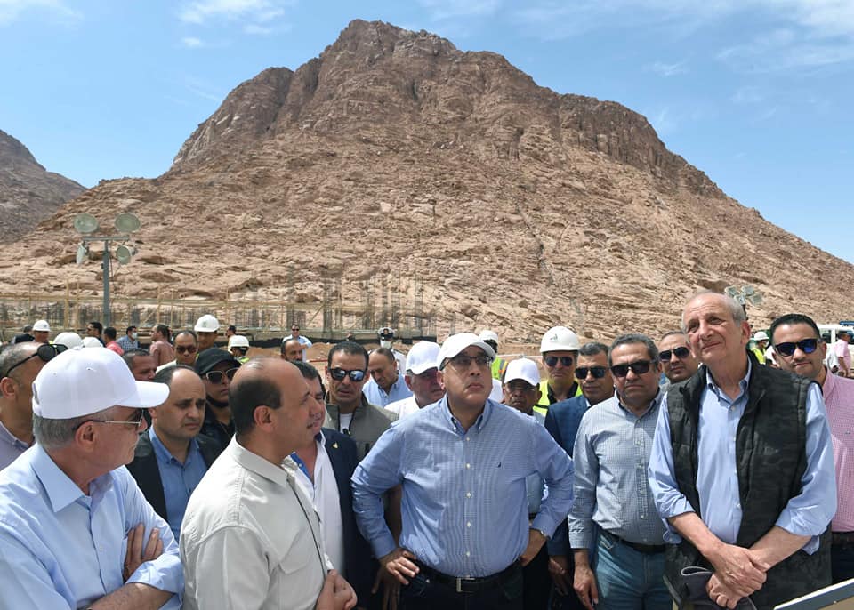 تفقد الدكتور مصطفى مدبولي، رئيس مجلس الوزراء ومرافقوه، أعمال تنفيذ مشروع موقع التجلي الأعظم فوق أرض السلام"، واستمع مدبولي إلى شرح حول المشروع، من اللواء محمود نصار، رئيس الجهاز المركزي للتعمير، والدكتور ماهر ستينو، استشاري المشروع. حيث تفقد رئيس الوزراء مشروع إنشاء "مركز الزوار الجديد"، بمدخل المدينة. وتمت الاشارة خلال الشرح إلى أنه جار تنفيذ أعمال التشطيبات الخارجية والداخلية بنسبة 75%، ويتم استكمال أعمال تنسيق الموقع، وتنفيذ البحيرة، وأعمال الزراعات. وقال المهندس خالد عباس، نائب وزير الاسكان للمشروعات القومية: يضم المشروع، مركزاً للزوار، يقام على مساحة 3170 م2 للدور الأرضي، يضاف له طابق أول، وروف للمشاة، ذلك بالإضافة إلى نقطة للاستقبال والمعلومات، ومحال تجارية، ومكاتب إدارية، ومكاتب لحجز الرحلات وتذاكر الطيران، ومطعم وكافيتريا، والقبة السماوية. كما تفقد رئيس الوزراء مشروع إنشاء ساحة السلام، والذي يتضمن تنفيذ ساحة للاحتفالات الخارجية بمساحة 7300 م2، ومبني عرض متحفي متنوع، ومسرحا وقاعة مؤتمرات، وكافيتريا، وغرف اجتماعات، واستمع إلى شرح حول سير العمل بالمشروع، حيث تمت الإشارة إلى أنه جار استكمال أعمال التشطيبات، وتشمل التشطيبات الخارجية والداخلية. وتفقد الدكتور مصطفى مدبولي، ومرافقوه، أيضاً مشروع انشاء "الفندق الجبلي المتكامل"، بمدينة سانت كاترين، واستمع الى شرح حول المشروع، وتمت الإشارة إلى أن الفندق يضم 150غرفة فندقية متنوعة، وأجنحة فندقية فاخرة، وحمامات سباحة، وكبائن اقامة، وجار حاليا اعمال التشطيبات الخارجية والداخلية للمبنى. كما تفقد مشروع إنشاء "النزل البيئى الجديد" بحيث يضم 192 غرفة فندقية بيئية، في 7 مبان، وتنفيذ مطعم لكل مبنى، والعديد من الخدمات الأخرى. ويهدف المشروع إلى تطوير النزل البيئي القائم، وكذا تطوير منطقة استراحة السادات، وربطها بساحة السلام لتكون منطقة زيارة سياحية واحدة، حيث يشهد تنفيذ الحديقة الصحراوية بمحاذاة سفح الجبل، وتربط النُزل البيئي الجديد بالفندق الجبلي، وكذا إنشاء ممشى (درب موسى) ليحاكي المسار التاريخي لسيدنا موسي عبر وادي الراحة وصولاً لجبل التجلي. كما تمت الإشارة إلى أنه يتم تطوير المنطقة السياحية، وتشمل الأعمال إنشاء "المنتجع السياحي الجبلي"، ويضم مبنى استقبال على مساحة 1200 م2، و4 فيلات على مساحة 520 م2، و 14 شاليه "2 غرفة" على مساحة 2940 م2، و 3 شاليهات " 4 غرف" على مساحة 720 م2، وتصل نسبة تنفيذ الأعمال بالمنتج السياحي إلى 75%. كما تشهد المنطقة السياحية تنفيذ 16 بازاراً على مساحة 1500 م2، وجار أعمال التشطيبات الخارجية.