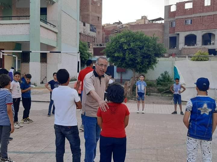 نظمت مدرسة السيدة خديجة المتكاملة للغات اول معسكر صيفي للطلاب summer camp بهدف قياس الذكاء الميكانيكى والحركى للجسم والذكاء الشخصى للطلاب من خلال تنظيم سباق الدراجات الاكثر بطئا وهو السباق الأول من نوعه. حيث يقيس مدى قدرة الطالب على التحكم فى اتزانه بجانب تحكمه فى بطئ سير الدراجة ليتم تقدير ثلاث ذكاءات للطالب وكذلك مجموعة من المهارات الجسم الحركية والتى يسبقها تمارين الإحماء. تنفيذا لتوجيهات الدكتور طارق شوقي وزير التربية والتعليم والتعليم الفنى وتعليمات اللواء عبد الحميد الهجان محافظ القليوبية والدكتور ياسر محمود وكيل وزارة التربية والتعليم بمحافظة القليوبية وتحت اشراف بليغ بدوي مدير إدارة المدارس الرسمية للغات بالقليوبية واشرف مصطفى مدير عام الإدارة التعليمية بالقناطر الخيرية وابتسام ابوزيد وكيل الإدارة و محسن عرفات مدير مدرسة السيدة خديجة المتكاملة للغات و محمود عبد الرازق وكيل المدرسة وفى سابقة تعد الأولى من نوعها. كما شهد المعسكر الصيفي ورشة للسيكودراما وابداعات الطلبة والطالبات بمدرسة السيدة خديجة فى حضور مكثف فاق السبعين طالبا وطالبة وتفاعل منقطع النظير بين الطلبة والقائمين على تنفيذ البرنامج .