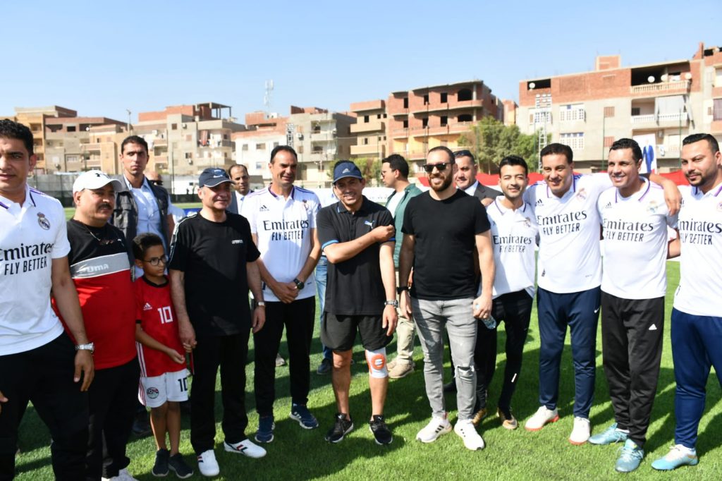 أكد عبد الحميد الهجان محافظ القليوبية ،على جميع الجهات التنفيذية في المحافظة بضرورة الاستعداد الجيد وتهيئة المناخ المناسب للطلاب لاداء امتحانات الثانوية العامة لعام 2021 / 2022 والتي من المقرر لها أن تبدأ في 20 يونيو الجاري وتنتهي في 21 يوليو القادم. هذا وقد وجه المحافظ بضرورة الالتزام التام بتطهير وتعقيم أقسام اللجنة يوميا، وتوفير سيارة إسعاف لخدمة مقار لجان النظام والمراقبة، وتوفير بيئة للامتحان ملائمة لأبنائنا الطلاب، و الالتزام بكافة الإجراءات الاحترازية وتعقيم اللجان يوميا ومراعاة التباعد كما أكد الهجان على رؤساء المدن والأحياء بضرورة الاهتمام بنظافة محيط المدارس والاستمرار في عمل حملات على الباعة الجائلين ومصادرة مكبرات الصوت المتسببة في الازعاج، مشددا على الالتزام بكافة التعليمات التي أعلنتها الوزارة سواء فيما يختص بالطلاب أو فيما يختص بمراقبي ومشرفي اللجان وذلك لضمان سير الامتحانات بالشكل الصحيح. ومن جانبه اوضح الدكتور/ياسر محمود وكيل وزارة التربية والتعليم بالقليوبية أن عدد المتقدمين للامتحان بمحافظة القليوبية بلغ ( 42887 ) طالبًـا ، منهم ( 18959 ) للشعبة الأدبية و (23928 ) للشعبة العلمية ، و (658) دولي ، ويؤدون امتحاناتهم أمام 112 لجنة ب12 ادارة تعليمية ، وقامت مديرية التعليم بتجهيز 24 استراحة بجميع الإدارات وتم توفير كافة مستلزمات الإقامة الجيدة لزملائنا رؤساء اللجان. مؤكدا إلى أنه تم توجيه مديرى الادارات التعليمية بتقديم الدعم اللازم لرئيس اللجنة قبل بدء اللجان في تنظيم عملية دخول الطلاب ومنع تزاحم الطلاب أو أولياء الأمور بمحيط اللجان، وأيضا ليكون منسقا بين رئيس اللجنة وجميع المديريات المتعاونة والخدمات والطوارئ. مشيرا إلى أنه تم التشديد على مشرفي اللجان بضرورة دخول الطلاب للجان دون أية أجهزة إلكترونية ( هواتف محمولة، سماعات ) وتأكيد الملاحظين على الطلاب بعدم الكتابة على كتيب المفاهيم وتسليمه يوميا وعدم الخروج به من اللجنة ، واستخدام العصا الإلكترونية أثناء دخول الطلاب، وداخل لجان السير الفرعية قبل توزيع الكراسات والتركيز على الديسكات ، وذلك للمحافظة على انضباط وحسن سير العملية الامتحانية.