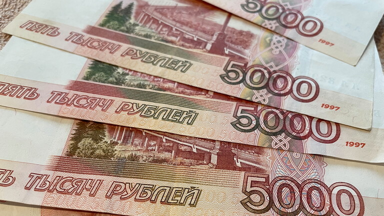 فرضت الدول الأوروبية الكثير من العقوبات على الاقتصاد الر وسي جراء حربها في أوكر انيا، في مارس الماضي، بقصد إصابة الاقتصاد الر وسي بالشلل، وهو هدف معلن من قبل واشنطن وحلفائها من الدول الأوروبية، ولكن لم تقف روسيـا مكتوفة الأيدي، حيث أجبرت المصدرين على بيع العملات الأجنبية وطالبت بدفع ثمن الغاز الطبيعي بـ الروبل الروسي. وارتفع الروبل الروسي إلى مستويات لم يشهدها منذ مارس 2018 مقابل الدولار، وزاد الروبل بنحو 30٪ مقابل الدولار هذا العام، على الرغم من الأزمة الاقتصادية الشاملة في روسيـا، ما يجعلها العملة الأفضل أداءً في العالم، وأكدت وكالة بلومبيرج الأمريكية: الروبل الروسي أصبح أفضل عملة عالمية من حيث درجة التعزيز مقابل الدولار في عام 2022. استخدام الروبل بين مصر وروسيا وضمن جهود مصر للتغلب على العقبات والأزمات العالمية التي خلقتها العقوبات الغربية على موسكو بسبب الحرب الدائرة في أوكرانيا، قالت وزيرة التجارة والصناعة، نيفين جامع، منتصف يونيو الجاري، إن القاهرة ستتبنى آلية سداد للسماح باستخدام الروبل الروسي في التبادل التجاري مع موسكو، وجاءت تصريحات الوزيرة أثناء منتدى سانت بطرسبرغ الاقتصادي الدولي، موضحةً: "تعطلت حركة النقل البحري والجوي بسبب الأزمة الأوكرانية، إلى جانب المعاملات المصرفية وهناك حاجة لإيجاد آليات لتسديد المدفوعات، لأن مصر بحاجة إلى القمح الروسي”، وبحسب الأرقام الرسمية المصرية، فقد ارتفع التبادل التجاري بين مصر وروسيا في عام 2021 ليصل إلى 4.7 مليار دولار، بزيادة 5.1٪ عن 4.5 مليار دولار قبل عام. وارتفعت الصادرات المصرية إلى روسيا بنسبة 14.7٪ في عام 2021 لتصل إلى 591.7 مليون دولار من 515.6 مليون دولار في عام 2020، بينما زادت الصادرات الروسية إلى مصر بنسبة 3.9٪ لتصل إلى 4.178 مليار دولار. من جانبه، أوضح وزير الصناعة والتجارة الروسي دينيس مانتوروف أن موسكو والقاهرة اتفقتا على التحول إلى العملات المحلية في التسويات المتبادلة، وأشار إلى أن حجم التبادل التجاري بين روسيا ومصر يتيح للدولتين استخدام الروبل والجنيه في المعاملات التجارية. وقال مانتوروف "هذا سيخدم مصلحة الاقتصاد الروسي والمصري على حد سواء"، وتأتي هذه التصريحات في أعقاب إزالة البنوك الروسية من نظام المدفوعات بين البنوك "نظام سويفت"، مما جعل من الصعب على موسكو دفع ثمن الواردات وتلقي النقد للصادرات، كما أعاقت العقوبات المعاملات التجارية لمصر مع روسيا، المصدر الرئيسي للقمح إلى أكبر دولة عربية من حيث عدد السكان وتعد مصر أكبر مستورد للقمح في العالم. فائدة استخدام الروبل بين الدولتين ومن جانبه قال وليد جاب الله، عضو الجمعية المصرية للاقتصاد والاحصاء والتشريع، إن التعامل بين مصر وروسيا بعيدا عن الدولار ليس أول مرة، فهناك علاقات اقتصادية تاريخية بين مصر والاتحاد السوفيتي في السابق، وكان يتم هناك عمليات تبادل مباشرة بين البلدين سواء في الصادرات المصرية مثل الموالح والمنتجات الزراعية والصناعية والواردات القادمة من الاتحاد السوفيتي السابق، كما أن مصر لها تجربة قريبة في مجال التبادل التجاري المباشر عن طريق اتفاقية تبادل العملات مع الصين. العلاقات المصرية الروسية يذكر أن مصر كانت الضيف لمنتدى سانت بطرسبرغ هذا العام، والذي أطلقت عليه موسكو اسم "دافوس الروسي"، في خطوة تعكس العلاقات المتنامية بين القاهرة وموسكو، ووصف الرئيس عبد الفتاح السيسي، في كلمته أمام المنتدى عبر الفيديو، روسيا بأنها شريك مهم لمصر، كما أكد السيسي "روسيا شريك مهم لمصر في مختلف المجالات والعلاقات بين البلدين متميزة ومصر وروسيا تنفذان مشاريع كبيرة وطموحة تخدم مصالح البلدين". وتوسعت العلاقات المصرية الروسية بشكل كبير منذ وصول السيسي إلى السلطة في عام 2014. واشترت القاهرة أسلحة روسية بمليارات الدولارات على مدى السنوات الثماني الماضية. كما تقوم روسيا بإنشاء منطقة صناعية في منطقة قناة السويس، ويتعاون البلدان على تحديث شبكة السكك الحديدية في مصر كما تبني روسيا أول محطة للطاقة النووية في مصر بالضبعة في الجزء الشمالي الغربي من البلاد بتكلفة 25 مليار دولار، ستمول موسكو 85٪ منها، وفي عام 2018، وقعت مصر وروسيا اتفاقية تعاون استراتيجي في عام 2018 تهدف إلى تعزيز التجارة الثنائية والعلاقات الأخرى. وانخفض صافي الاحتياطيات الأجنبية لمصر في مايو إلى 35.5 مليار دولار، انخفاضًا من 37 مليار دولار في أبريل، وفي مارس، خفض البنك المركزي المصري قيمة الجنيه بنسبة 14٪ وسط ضغوط الحرب الأوكرانية على الاقتصاد، كما يعتقد بعض الخبراء أن قرار التحول إلى العملات المحلية في التجارة مع روسيا "كان قرارًا سياسيًا وليس اقتصاديًا". ويتكون الروبل من 100 كوبيك بالروسية وكان الروبل العملة المستخدمة في روسيا القيصرية والاتحاد السوفييتي السابق ولا يزال العملة الرئيسية لعدة من دول رابطة الدول المستقلة، والروبل هو العملة الرسمية المتداولة اليوم في كل من روسيا الاتحادية وروسيا البيضاء وترانسنيستريا، بالإضافة إلى اوسيتيا الجنوبية. ويذكر أن العديد من الدول الأوروبية وافقت على التعامل مع روسيا، بالروبل الروسي وفقا للشروط التي فرضتها روسيا ومن هذه الدول النمسا والمجر وألمانيا وبولندا وبلغاريا. وكان أعلن وزير التجارة والصناعة الروسي دينيس مانتوروف، أن حجم التجارة بين مصر وروسيا يجعل من الممكن اعتماد الجنيه المصري والروبل الروسي في التعاملات التجارية بين البلدين.