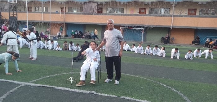 كرم المدرب العالمي الكابتن مسعود عبد العزيز اول مدرب ولاعب كاراتيه مصرى افريقي والمدير الفنى لفريق الكاراتية بنادي الشبان المسلمين ببنها، اللاعب الطفل عمار محمد مصطفي اسماعيل من ذوى الهمم والبالغ من العمر ١١ عاما لإثباته التحدى والصبر والقوة واعتباره نموذجا مميزا للاعبي الكاراتية والأبطال الرياضيين المصريين . حيث وصفه الكابتن مسعود عبد العزيز بأنه بطل مصرى على الطريق من ذوى الهمم وأنه يؤكد مقولة الرئيس عبد الفتاح السيسي رئيس الجمهورية أنهم بحق قادرون باختلاف. قال عمار أنه يدرس بمدرسة مدرسة هدى شعراوى الإبتدائية ببنها التابعة لإدارة بنها التعليمية بمحافظة القليوبية وأنه نجح بالصف الخامس الإبتدائي بتفوق وأنه ضمن أوائل المدرسة وأنه يحب قراءة القصص والرسم. واضاف أنه يحب لعبة الكاراتية ومنوحسن حظه أنه يتدرب على يد المدرب العالمى الكابتن مسعود عبد العزيز . حيث بدأ لعبة الكاراتيه بتشجيع من والدة المهندس بشركة بنها للصناعات الإلكترونية ووالدته الأستاذة بكلية الهندسة بجامعة بنها. وقال أنه يتمنى أن يحصل على الحزام الأسود في الكاراتية و أن يصبح طبيبا ليعالج الغلابة والبسطاء من أبناء الشعب المصري. من جانبها أكدت والدة اللاعب أنه تقوم بتحبيبه في القراءة ومنعت الموبايل بشكل كامل لتقليل الآثار السلبية وتعويده على أنماط إيجابية تنعكس عليه في حياته ويصبح نموذجا يحتذى به .
