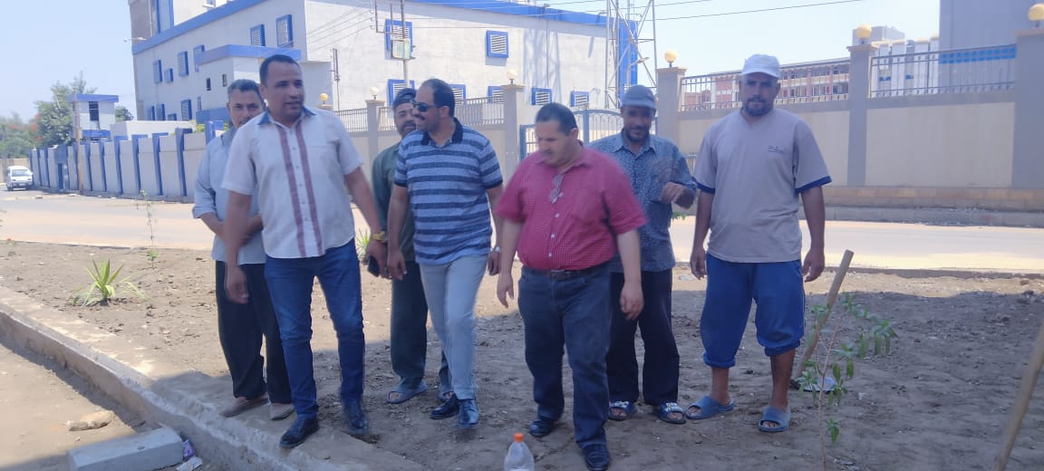مجلس مدينة كفر شكر حديقة الحرية الخضراء متنفساً جديداً لأهالي المدينة كتب - السيد يوسف حديقة الحرية الخضراء متنفساً حيوياً جديداً بمنطقة مساكن كورنيش النيل خلف مستشفى كفر شكر على مساحة 80 متر تقريباً ، تم إنشاؤها بسواعد رجال وحدة الزراعة التجميل بمجلس مدينة كفرشكر ، تنفيذا لتوجيهات محافظ القليوبية اللواء عبدالحميد الهجان . صرح الدكتور بكر عبدالمنعم رئيس الجهاز التنفيذي المحلي لمركز ومدينة كفرشكر ، تنفيذا لتعليمات وتوجيهات محافظ القليوبية اللواء عبدالحميد الهجان بضرورة التوسع فى إنشاء مسطحات حيوية خضراء بمختلف أرجاء مناطق المدن والقري لتكون متنفساً حيوياً للمواطنين واظهار المركز والمدنية بشكل حضاري مميز ، حيث تم إنشاء مسطح اخضر على مساحة 80 متر تقريباً على شكل مثلث بمنطقة مساكن كورنيش النيل خلف مستشفى كفر شكر و مركز الشرطة ، تزامنا مع عمليات التطوير للمنطقة ، وتم إطلاق اسم الحرية على المسطح الاخضر الجديدة . وبنفس السياق قال رئيس المدينة ان الأعمال التطوير بالمنطقة بدأت بإزالة حديقة الطفل والمقامة على ضفاف نهر النيل وتوسعة الطريق أمام مبني المحكمة الجزئية بكفرشكر بإضافة حارتين مرورية ليكون الطريق مقسم الى ذهاباً وإياباً كلا منهما مستقل يفصلهم جزيرة وسطي ، واستكمال المرحلة الثانية من ممشي وكورنيش النيل بطول 550 متر مزود برصيف عرضة 3 متر ، مؤكدا على استحداث الإنارة بالمنطقة وتجديد كافة المرافق المتهالكة بالتعاون مع الشركات مثل ( مياه الشرب والصرف الصحى و قطاع الكهرباء بالمدينة ) ، مشيرا إلى أنه تجري عملية تطوير كاملة بالمنطقة ، حيث تم رصف طريق كورنيش النيل بطول 1.5 كيلو متر تقريباً و إنشاء ممشي كورنيش النيل بالمرحلة الثانية بالإضافة إلى رصف شارع الثانوية العامة بتكلفة إجمالية تقدر 5 مليون جنيه . وأوضح الدكتور بكر عبدالمنعم رئيس مجلس مدينه كفرشكر تم تكليف مصلحي هدية ومحمد غنيم نائبي رئيس المدينة بالمتابعة المستمرة للمشروع وتزليل اى معوقات وتسهيل كافة الإجراءات لسرعة تنفيذ الأعمال والانتهاء من تسليم المشروع .