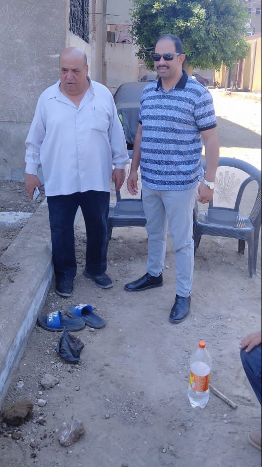 مجلس مدينة كفر شكر حديقة الحرية الخضراء متنفساً جديداً لأهالي المدينة كتب - السيد يوسف حديقة الحرية الخضراء متنفساً حيوياً جديداً بمنطقة مساكن كورنيش النيل خلف مستشفى كفر شكر على مساحة 80 متر تقريباً ، تم إنشاؤها بسواعد رجال وحدة الزراعة التجميل بمجلس مدينة كفرشكر ، تنفيذا لتوجيهات محافظ القليوبية اللواء عبدالحميد الهجان . صرح الدكتور بكر عبدالمنعم رئيس الجهاز التنفيذي المحلي لمركز ومدينة كفرشكر ، تنفيذا لتعليمات وتوجيهات محافظ القليوبية اللواء عبدالحميد الهجان بضرورة التوسع فى إنشاء مسطحات حيوية خضراء بمختلف أرجاء مناطق المدن والقري لتكون متنفساً حيوياً للمواطنين واظهار المركز والمدنية بشكل حضاري مميز ، حيث تم إنشاء مسطح اخضر على مساحة 80 متر تقريباً على شكل مثلث بمنطقة مساكن كورنيش النيل خلف مستشفى كفر شكر و مركز الشرطة ، تزامنا مع عمليات التطوير للمنطقة ، وتم إطلاق اسم الحرية على المسطح الاخضر الجديدة . وبنفس السياق قال رئيس المدينة ان الأعمال التطوير بالمنطقة بدأت بإزالة حديقة الطفل والمقامة على ضفاف نهر النيل وتوسعة الطريق أمام مبني المحكمة الجزئية بكفرشكر بإضافة حارتين مرورية ليكون الطريق مقسم الى ذهاباً وإياباً كلا منهما مستقل يفصلهم جزيرة وسطي ، واستكمال المرحلة الثانية من ممشي وكورنيش النيل بطول 550 متر مزود برصيف عرضة 3 متر ، مؤكدا على استحداث الإنارة بالمنطقة وتجديد كافة المرافق المتهالكة بالتعاون مع الشركات مثل ( مياه الشرب والصرف الصحى و قطاع الكهرباء بالمدينة ) ، مشيرا إلى أنه تجري عملية تطوير كاملة بالمنطقة ، حيث تم رصف طريق كورنيش النيل بطول 1.5 كيلو متر تقريباً و إنشاء ممشي كورنيش النيل بالمرحلة الثانية بالإضافة إلى رصف شارع الثانوية العامة بتكلفة إجمالية تقدر 5 مليون جنيه . وأوضح الدكتور بكر عبدالمنعم رئيس مجلس مدينه كفرشكر تم تكليف مصلحي هدية ومحمد غنيم نائبي رئيس المدينة بالمتابعة المستمرة للمشروع وتزليل اى معوقات وتسهيل كافة الإجراءات لسرعة تنفيذ الأعمال والانتهاء من تسليم المشروع .