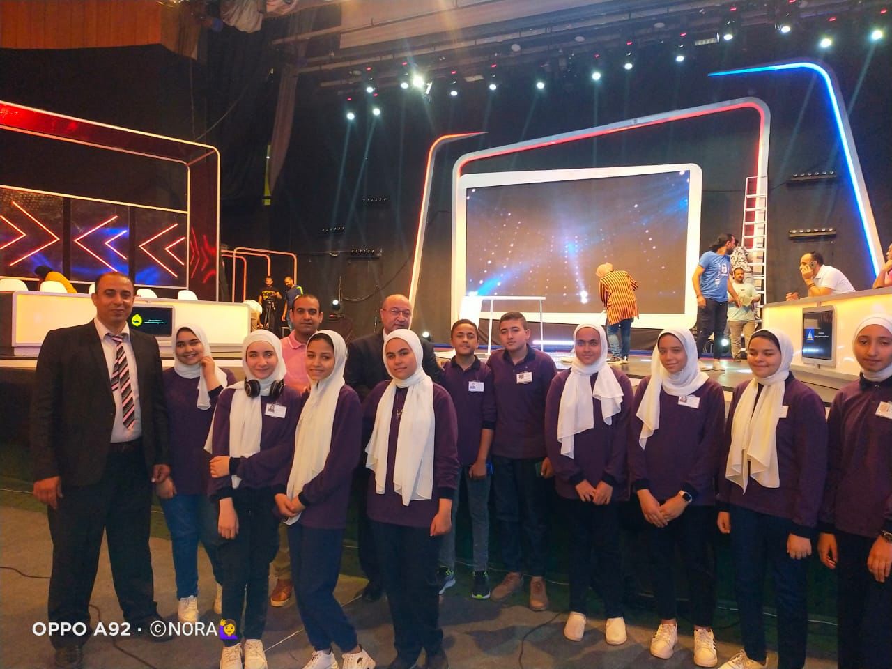 نظم حزب مستقبل وطن بالتعاون مع وزارة التربية والتعليم والتعليم الفنى مسابقة على مستوى الجمهورية للمرحلة الإعدادية ( الشهادة الإعدادية) بمشاركة ٢٧ محافظة. حيث شهدت محافظة القليوبية خلال اليوم الثانى للمسابقة منافسة بين محافظتى كفر الشيخ ممثلة في مدرسة ليلا الإعدادية وبين محافظة القليوبية ممثلة في مدرسة الشقر الإعدادية المشتركة بكفر شكر حيث مثلها ١٠ طلاب وطالبات و٣ مشرفين من وزارة التربية والتعليم. وأشار الدكتور ابراهيم راجح أمين لجنة التعليم والبحث العلمي بحزب مستقبل وطن بالقليوبية والمشرف العام على فعاليات المسابقة بالقليوبية أنه تم تنظيم فعاليات المسابقة برعاية الدكتور طارق شوقي وزير التربية والتعليم والبحث العلمي واللواء عبد الحميد الهجان محافظ القليوبية والمهندس اشرف رشاد رئيس حزب مستقبل وطن على مستوى الجمهورية وتحت إشراف النائب عاطف ناصر أمين الحزب بالقليوبية والنائب مصطفى النفيلى أمين التنظيم بالمحافظة مشيرا أن المسابقة أسفرت عن فوز مدرسة الشقر الإعدادية بالعلامة الكاملة والفوز بالسؤال الذهبي . حيث سيتم تصعيد الفرق الفائزة للمرحلة التالية من المسابقة. وأشاد راجح بمستوى الطلاب وأكد على ارتفاع مستواهم العلمى . موجها الشكر للدكتور ياسر محمود وكيل وزارة التربية والتعليم بمحافظة القليوبية ولقيادات التعليم بإدارة كفر شكر ومدرسة الشقر الإعدادية المشتركة على ما قدموه من تفوق علمى وفكرى. واضاف أن الهدف من مثل تلك المسابقات هو رفع روح التنافسية بين الطلاب وإبراز العناصر المتميزة والفائقين علميا ورفع مستوى الوعى الثقافى حول المشروعات القومية الضخمة في عهد الرئيس عبد الفتاح السيسي رئيس الجمهورية .