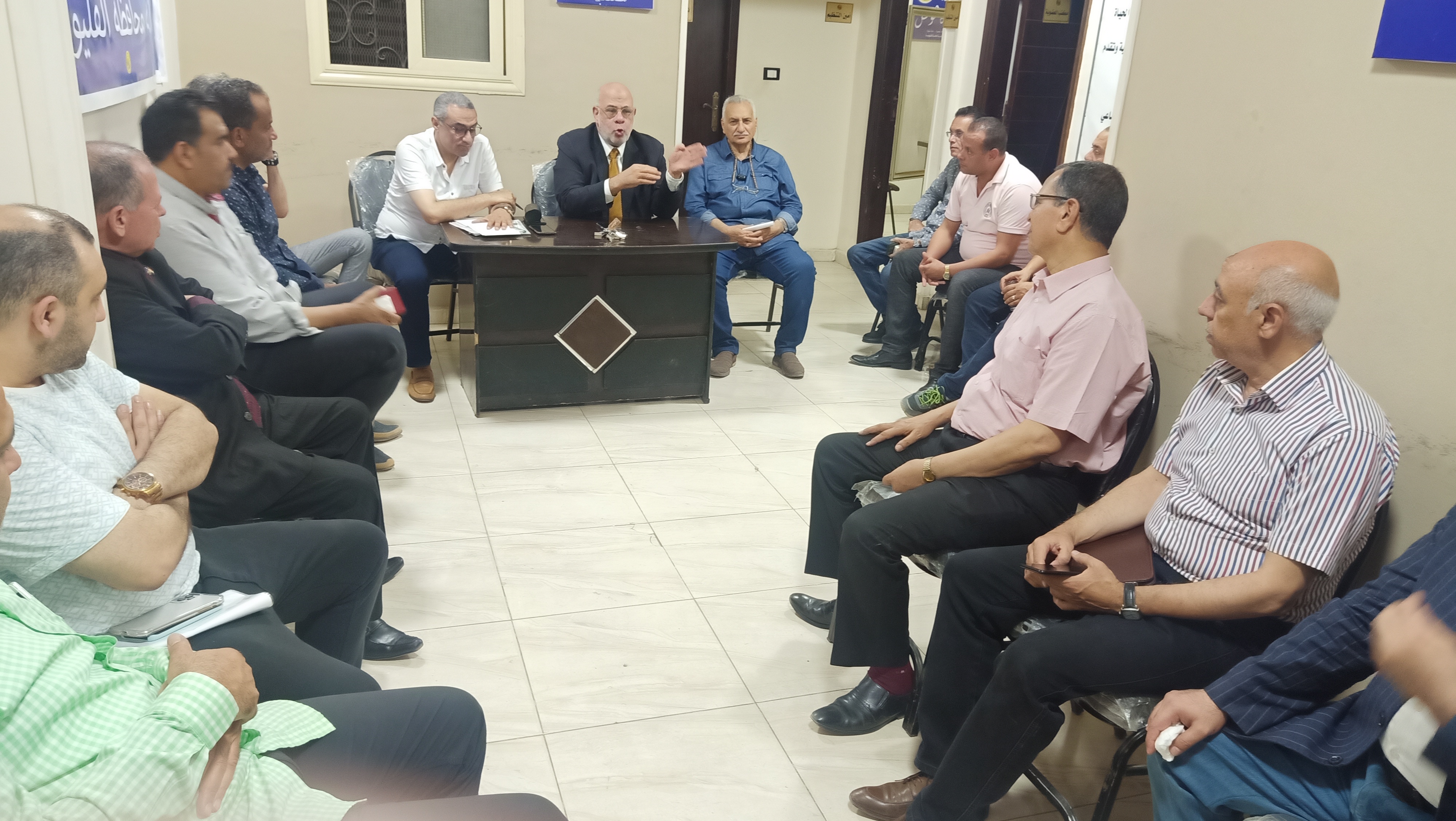 حماة الوطن بالقليوبية: تشكيل لجنة للخدمات الحكومية من نواب الحزب بالمجالس النيابية يصب فى مصلحة المواطن ويساهم فى حل مشاكله عقدت أمانة حزب حماة الوطن بمحافظة القليوبية اجتماعها الدوري بمقر الحزب بمدينة بنها، لمناقشة مستجدات الفترة القادمة، ودور الامانة في الاستحقاقات الانتخابية القادمة. يأتي هذا تحت رعاية الفريق جلال الهريدي رئيس حزب حماة الوطن، و تنفيذا لتوجيهات اللواء طارق نصير أمين عام الحزب ووكيل أول لجنة الدفاع والأمن القومي بمجلس الشيوخ، ، والدكتور احمد العطيفي امين التنظيم المركزي، وبإشراف الدكتور أحمد يوسف أمين عام الحزب بالقليوبية، ومتابعة اللواء عبد العليم بركة أمين التنظيم . و أعلن الدكتور أحمد يوسف أمين عام الحزب بالقليوبية أن الاجتماع ركز على أهمية تطوير منظومة خدمات المواطنين والتواصل المباشر مع الجماهير على ارض الواقع وكذا الاهتمام بتعزيز إعداد بروتوكولات لخدمة المواطنين فى جميع المصالح والهيئات الحكومية. واستعرض الاجتماع الخدمات التي يقدمها الحزب من خلال الكوادر الحزبية ونواب المجالس النيابية للحزب في كافة القطاعات الخدمية و الصحية و خاصة العلاج على نفقة الدولة، و المساهمة فى حل مشكلة البطالة وتعيين الشباب في العديد من المؤسسات والشركات الخاصة. وأكد الدكتور أحمد يوسف أنه فى إطار توجيهات قيادات الحزب تم تفعيل لجنة التواصل الحكومى بالقليوبية للمساهمة فى إنهاء خدمات المواطنين على أرض الواقع فى جميع المجالات المختلفة خاصة مجالات الصحة، والتعليم، والطرق حيث تم تشكيل هذه اللجنة من كلا من الدكتورة راندا مصطفى أمينة المرأة وكيل لجنة التعليم والبحث العلمى بمجلس الشيوخ والنائبة الدكتورة ميرال جلال الهريدي عضو مجلس النواب عن الحزب وعضو لجنة الدفاع والأمن القومي والنائب هشام سويلم عضو مجلس الشيوخ عن حزب حماة الوطن . لافتا الى أن تشكيل هذه اللجنة يصب فى مصلحة المواطن ويساهم فى حل كثير من مشاكله. ومن جانبه قال وائل منير أمين شئون العضوية الحزب بالقليوبية أنه بناءًا على توجيهات الفريق جلال الهريدي رئيس حزب حماة الوطن، عقد اللواء طارق نصير، أمين عام الحزب ووكيل أول لجنة الدفاع والأمن القومي بمجلس الشيوخ والدكتور أحمد العطيفي، أمين تنظيم الجمهورية، اجتماعا مع أمناء أمانة العضوية على مستوى الجمهورية، برئاسة الدكتور وليد عبد العليم، أمين الأمانة المركزية. وأشار الى أن اللواء نصير وجه بضرورة التعاون مع كل أمانات الحزب لدعم المواطن المصري في كافة المجالات والخدمات والعمل على تحقيق رؤية الحزب، في أن يكون حزب كل المصريين. لافتا الى أن الاجتماع تناول خطة الأمانة للمرحلة القادمة من أجل انتشار الحزب علي مستوى الجمهورية وضمه للكوادر النوعية والقيادات الطبيعية بالمحافظات، وتقديم رؤية ومساحة للعمل تستوعب كافة الاعضاء على مستوي كافة الأنشطة والأمانات بالحزب، بإلإضافة لاستعراض المنصة الإلكترونية للحزب، والتي ستنطلق قريبًا كبداية لانطلاق الحزب نحو التحول الرقمي، بما يساهم في زيادة التفاعل بين أعضائه.
