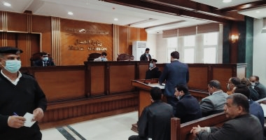 قضت محكمة جنايات المنصورة الدائرة السابعة، برئاسة المستشار مجدي علي قاسم، بمعاقبة المتهم "محمود أ"، 19 عاما، سائق توك توك، ومقيم في شارع الجامع الكبير ببندر منية النصر، بالسجن المشدد لمدة 7 سنوات، لاتهامه بضرب مواطن ضرب أفضى للموت بواسطة أداة "زجاجية". فكان ان قام محمود أ.ا.ع، 19 عاما، بضرب مواطن بسبب مشادة نشبت فيما بينهما، فقام الجاني بتسديد ضربة بواسطة أداة "زجاجية" كانت بحوزته واستقرت تلك الضربة برأس المجني عليه فأحدث ما حل به من إصابات والموصوفة بتقرير الصفة التشريحية الخاص به والتي أودت بحياته، ولم يقصد من ذلك قتله ولكن أفضى إلى موته، على النحو المبين بالتحقيقات.