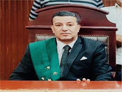 قضت محكمة جنايات شبرا الخيمة برئاسة المستشار أيمن كمال عرابي رئيس المحكمة، بمعاقبة عامل بالسجن المشدد 10سنوات، ومصادرة الأسلحة البيضاء المستخدمة بالواقعة وتولت النيابة وجاء أمر الإحالة بالقضية رقم 34605 لسنة 2021 جنايات قسم ثان شبرا الخيمة والمقيدة برقم 4639 لسنة 2021 كلي جنوب بنها، أنه في يوم 2021/11/24 بدائرة قسم ثان شبرا الخيمة محافظة القليوبية، أثناء وقوف المجني عليه "س. خ" أسفل منزل المتهم قام المتهم “م. ع” بمطالبته بالانصراف من ذلك المكان فحدثت بينهما مشادة كلامية، وتطورت المشاجرة قام المتهم بإحضار سلاح أبيض "مطواة" وتعدى به على المجني عليه فأحدث إصابته بأعلى الفخذ الأيمن أودت بحياته. وتابع أمر الإحالة ان المتهم قتل المجني عمدا مع سبق الإصرار بأن المتهم بيت النية وعقد العزم على قتله وأعد لذلك الغرض سلاحا أبيض (مطواة قرن غزال)، وتوجه إلي مكان تواجده وما أن ظفر به، وجه سلاحه الأبيض وسدد إليه عدة طعنات استقرت بأماكن متفرقة من جسده فأحدثت به الأصابات الموصوفة بتقرير الصفة التشريحية. وتحرر محضر بالواقعة وأخطرت النيابة العامة التى تولت التحقيق وأمرت باستمرار حبسه ، واحالته لمحكمة جنايات شبرا الخيمة والتي أصدرت حكمها المتقدم.