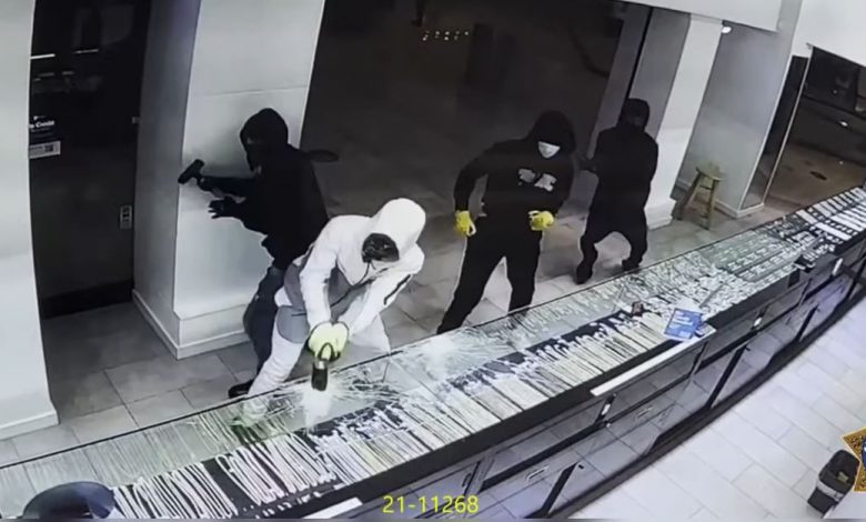 Photo of السجن المشدد من 5 الى 7 سنوات لـ 8 متهمين بسرقة محل مجوهرات بالقليوبية