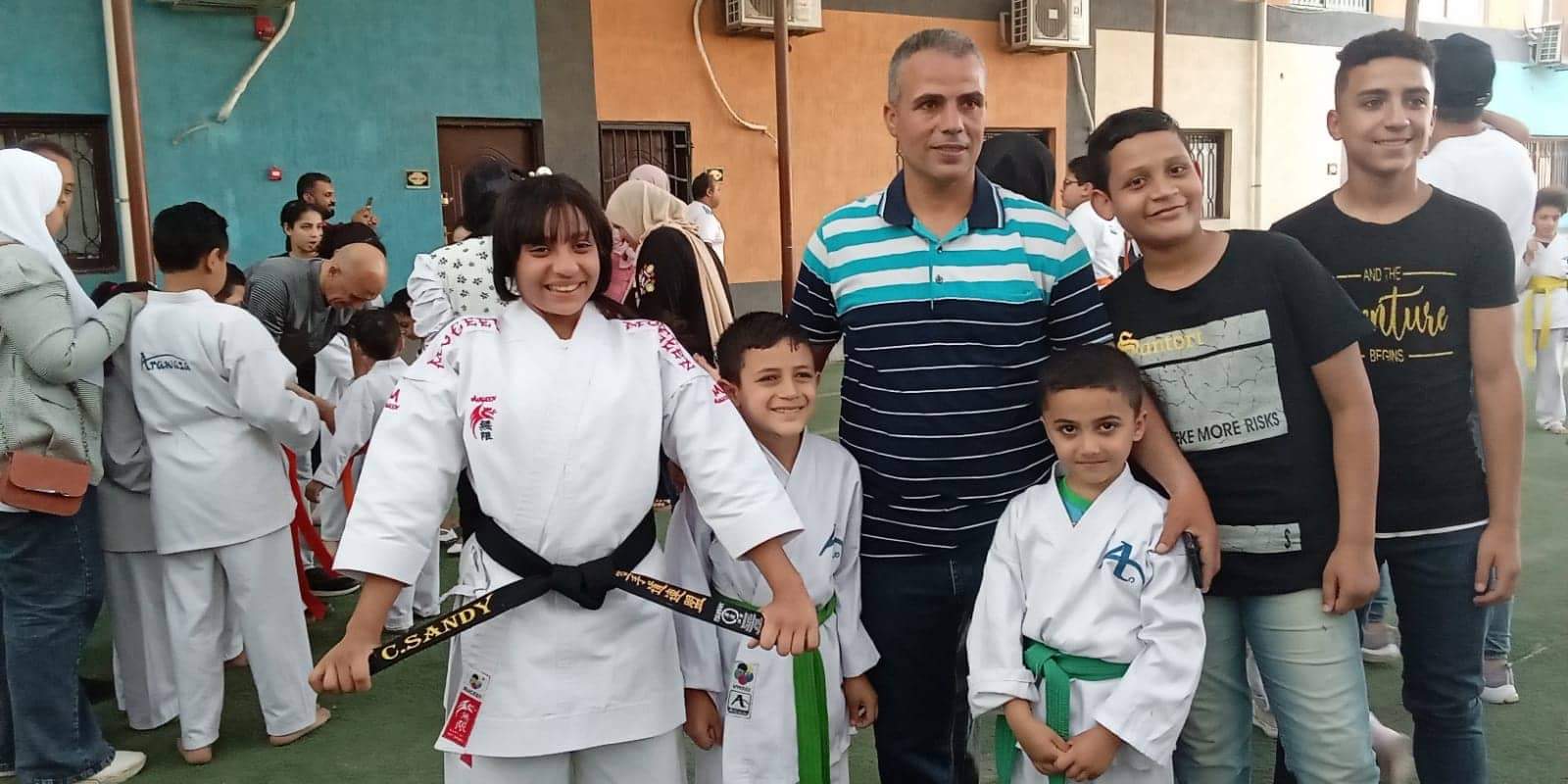 ساندى الأولى على القليوبية فى الكاتا والكومتيه ببطولة ستاد القاهرة حصلت اللاعبة ساندى رامى جمال بالصف السادس الإبتدائى بمدرسة الشهيد عبد المنعم رياض الإبتدائية ببنها على المركز الأول فى بطولة القليوبية للكاراتية والتى اقيمت فى ستاد القاهرة فى الكاتا والكومتيه . شاركت اللاعبة ساندى ضمن قائمة اللاعبين بفريق جمعية الشبان العالمية تحت اشراف المدرب العالمى الكابتن مسعود عبد العزيز . حيث قدمت اللعبة عرضا مميزا للكاتا والكومتيه امام لجنة التحكيم التى اشادت بها وبادءها وبمجهودات مدربها الكابتن مسعود عبد العزيز وبفريق العمل معه المكون من الكابتن صلاح عبد المعطى والكابتن رفيق عبد الرحمن مدربا الكاراتية بالنادى . يذكر ان الاعبة ساندى شاركت فى العديد من البطولات المحلية والإقليمية منها بطولة طلائع الجيش وحصلت على المركز الأول وبطولة ستاد القاهرة العام الماضى وحصلت على المركز الثانى . وساندى ايضا متفوقة دراسيا حيث حصلت على الترتيب الأولى فى نتيجة الصف السادس الإبتدائي بمدرستها الشهيد عبد المنعم رياض والتى اشادت ساندى بمديرها حمدى يوسف وقالت انه وفر لها كافة سبل الرعاية والدعم وشجعها على التفوق . واكدت ساندى ان والديها لهما فضل عظيم عليها برعايتها والوقوف بجانبها وحثها دوما على تحقيق النجاح والتفوق .