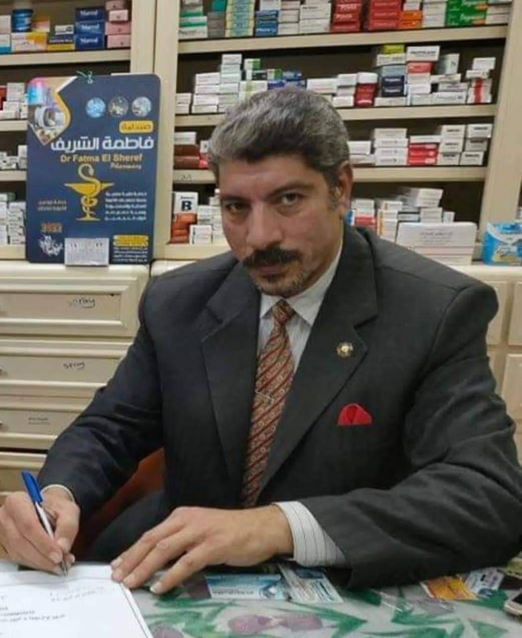 فى محافظة القليوبية وبالأخص التعليم، كنترول الإعدادية العامة كنترول به علامات استفهام كثيرة أولها تسريب النتائج لبعض الشخصيات ذوى النفوذ قبل اعتمادها باكثر من يومين، وثانيها . طول مدة اظهار النتيجه وكتبت عن حلها فى مقال سابق بتوزيع وعمل كنترول لكل إدارة على حده بعدد طلابها . منذ أول أمس والناس تعلن عن نجاح اولادها وبالمجموع الفعلى للطالب وقد انتظرت لكتابة هذا المقال حتى تتحقق بالفعل أن ماتم تسريبه حقيقى ام لا وتحققت بالفعل من مجموع بعض الطلبة و جدا أن المجموع المسرب حقيقى بالفعل . من المسئول عن تسريب نسخة كامله لنتيجة المحافظة ويتم وضعنا فى موقف حرج مع بعض أولياء الأمور التى تستغيث بنا وتستنجد لمساعدتها لمعرفة نتائج اولادها وعندما نطلب من المسئول يكون الرد النتيجه لم تعتمد، رد مضحك جدا بالرغم من أن النتائج مع أولياء أمور ذوى نفوذ قوى أو أصحاب مصالح مع بعض أناس بالكنترول . يجب على وكيل والوزارة محاسبة المسئول عن إظهار نتائج قبل اعتماد المحافظ على إجمالى النتيجه والتقرب للشخصيات أصحاب المراكز والنفوذ وعمل صداقات ومصالح معهم ووضع رئيس الكنترول فى وضع حرج . ثانيا . لابد من تقسيم الكنترول على الادارات التعليميه كما يحدث مع المديريات الدرجة الأولى لتخفيف العمل وتسهيل وتقليل مدة التصحيح والرصد واستفادة بعض العاملين من العمل بالكنترول كل فى إدارته التعليميه