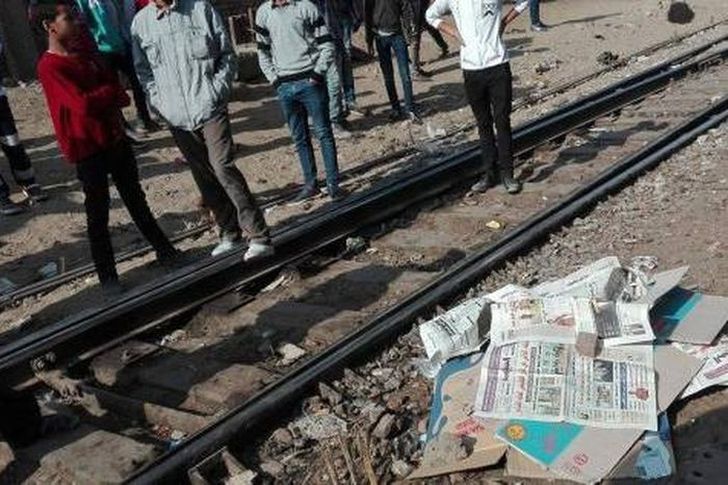 لقى شاب مصرعة الان صدمه قطار امام محطة قطارات شبين القناطر وجارى نقل الجثة الى مستشفى شبين القناطر العام وتحرر المحضر اللازم وتولت الجهات المعنية التحقيق . تلقت مديرية أمن القليوبية إخطارا من مامور مركز شرطة شبين القناطر يفيد مصرع شاب صدمة قطار امام محطة قطارات شبين . انتقلت سيارة الاسعاف وقوات الامن وتبين وفاة شاب يدعى " ك ا س " صدمة القطار اثناء عبورة شريط السكة الحديد وجارة نقل الجثة للمستشفى وتحرر المحضر اللازم وتولت الجهات المعنية التحقيق .