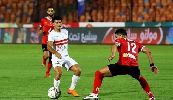 موعد مباراة القمة بين الأهلي والزمالك والتشكيل المتوقع كتبت: عائشة حافظ يواجه النادي الأهلي الأحد المقبل، نادي الزمالك في مباراة القمة ،على أرض ملعب استاد السلام، في تمام الساعة ال 8:00 مساءً. وتعد تلك المباراة مهمة صعبة بالنسبة للمارد الأحمر، بسبب رحيل المدرب الفني بيتسو موسيماني، وتولي سامي قمصان مهمة تدريب الفريق بشكل مؤقت. ومن المتوقع أن يخوض الأهلي المباراة بالتشكيل التالي : في حراسة المرمى: محمد الشناوي. في خط الدفاع:: على معلول، ياسر ابراهيم، محمد عبد المنعم، محمد هانى. في خط الوسط: أليو ديانج، عمرو السوليه، محمد مجدى أفشه. في خط الهجوم: أحمد عبد القادر، محمد شريف، بيرسى تاو. وتشكيل الزمالك المتوقع حراسة المرمي :ابوجبل خط الدفاع :محمود حمدي الونش ومحمود علاء ، حازم إمام , محمد عبدالشافي. خط الوسط :امام عاشور, محمد أشرف روقا , يوسف أوباما , أشرف بن شرقي والتونسي سيف الدين الجزيري و أحمد سيد زيزو. ويغيب عن الزمالك خلال مباراة القمة عدد من اللاعبين ، أبرزهم محمود علاء بسبب تراكم الإنذارات، وإمام عاشور وطارق حامد وأحمد فتوح وحمزة المثلوثي وحازم إمام بسبب الإصابة.