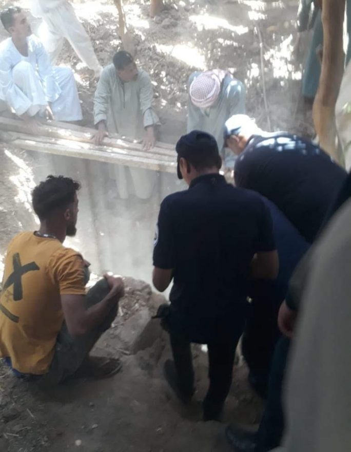 كتبت: عائشة حافظ لقي 6 أشخاص حتفهم، اليوم الثلاثاء، إثر انهيار بئر عليهم بقرية العركي التابعة لمركز فرشوط، شمالي محافظة قنا تلقت مديرية أمن قنا، إخطارا من مرفق إسعاف قنا يفيد بورود بلاغ بمصرع 6 أشخاص إثر انهيار بئر عليهم بقرية العركي بمركز فرشوط، وعلى الفور تم الدفع بسيارات الإسعاف إلى موقع الحادث. وتبين مصرع مريم جميل حكيم، تبلغ من العمر 40 عاما، وأبنوب نشأت رسمي، يبلغ من العمر 35 عاما، وهاني جميل حكيم، يبلغ من العمر 27 عاما، وفادي جميل حكيم، يبلغ من العمر 35 عاما، وبركات نشأت رسمي، يبلغ من العمر 35 عاما، ورسمي نشأت رسمي، يبلغ من العمر 32 عاما، إثر انهيار بئر عليهم بقرية العركي بمركز فرشوط، وجرى نقل الجثث إلى مشرحة مستشفى نجع حمادي العام ببهجورة تحت تصرف النيابة. وتم تحرير محضر بالواقعة وأخطرت النيابة العامة لمباشرة التحقيق.