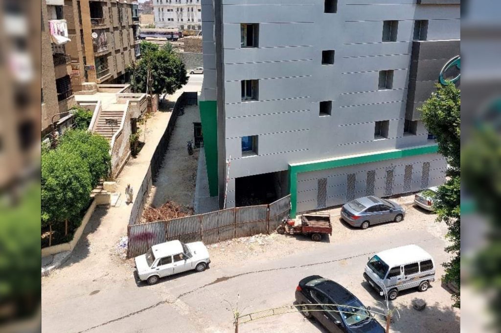 ياسيادة محافظ القليوبية .. من مكن منطقة بريد القليوبية وجرأها على أن تقيم كردونا تغتصب فيه ملكية نصف الشارع البحرى لمقرها الرئيسى بالقرب من ميدان سعد زغلول شارع ابراهيم الشربيني بجوار صيدناوي. منذ سنوات لوضع سياراتهم فيه وتحويل الملكية العامة لملكية خاصة جهارا نهارا رغم أن لها جراج بنفس المبنى .. علما بأنه يتردد أنهم قدموا طلبا لشراء هذه المساحة مزكى من نائب نافذ من نواب القليوبية وكأن مشهد اسماعيل يس وهو يشترى العتبة الخضراء يتكرر فى بنها العسل ، لذا يرتاب الناس من كثرة شكاويهم دون أن يحرك المسئولين ساكنا ويتساءلون أين مجلس مدينة بنها عاصمة القليوبية ؟ ! من هذا التحدى الذى يؤذى المواطنين ويضرهم ويشجع من يرغب فى التعدى على املاك الدولة أن يتجرأ بالاعتداء ، ويؤكد كذلك أن هناك من مازالوا يعتدون على الملكية العامة وسط صمت المسئولين ، وهذه ليست المرة الأولى التى يلجأ الينا فيها المواطنين وننشر شكواهم والحال كما هو عليه فالصمت وصل للركب فلمصلحة من هذا ؟ والرئيس السيسى يوجه المحافظين بالتصدى الحازم للمعتدين على الملكية العامة .