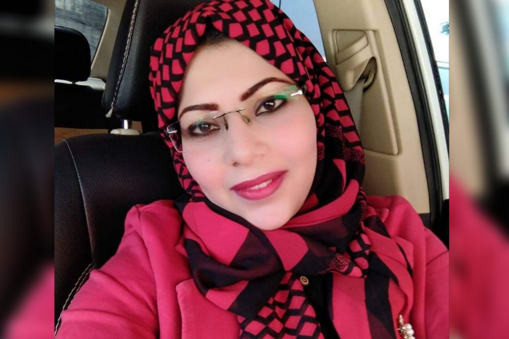 استاذة بجامعة بنها تناشد الرئيس بإضافة طريقة برايل للعملات المصرية تيسيرا على ٤ مليون مكفوف ناشدت الدكتورة سيده صقر الأستاذ بكلية التربية النوعية جامعة بنها الرئيس عبد الفتاح السيسي رئيس الجمهورية بإصدار توجيهاته لوزارة المالية والأجهزة المعنية بإضافة قيمة الفئة الخاصة بالعملة البلاستيكية الجديدة بطريقة برايل بما يجعل التدوال سهلا وميسرا للمكفوفين ورفع المعاناة عنهم وحمايتهم من اى أوجه للإستغلال. وقالت الدكتورة سيدة صقر : لنا مطلب إنساني من الأب الرئيس عبد الفتاح السيسي رئيس الجمهورية الذي إعتدنا منه الإهتمام بكل الفئات من ذوي الهمم وغيرهم. فخامة الرئيس عبد الفتاح السيسي إذا وضعنا في الإعتبار المعاناة الحقيقية للشخص الكفيف في إستخدام العملة. فنحن إعتدنا من سيادتكم المساواة وأن يتساوي الكفيف مع المبصر فالشخص الكفيف شخص عادي وطبيعي ونحن نطلب من الدولة أن تضمن للمكفوفين حياة كريمة كأقرانهم من المبصرين فبعض التقديرات العالمية تشير إلي أن عدد المكفوفين في مصر يقارب 3ونصف مليون كفيف مصري هم أبنائك يا فخامة الرئيس. ونحن علي ثقة كبيرة أن سيادتكم الأب الذي يعد ويفي بوعده دائما وهذا ما عهدناه منكم دائما. واضافت الدكتورة سيدة صقر بقولها : في الأيام القليلة الماضية إحتفي الشعب المصري بجميع فئاته بإطلاق أول عملة بلاستيكية فئة 10 جنيهات ، وكان الجمهور في غاية السعادة بهذا التطور والذي يعد طفرة في مجال تطور العملات المصرية. لما فيها من شكل جمالي حيث تحولت العملة إلي لوحة فنية مصغرة رسمت بعناية ، التكوين البنائي رائع مع روعة التنسيق مع التصميم مع التكوين اللوني وجمالياته.فنحن أمام عمل فني في صورة عملة نقدية ضمت إنجازات المرحلة التي نعيشها مع أصالة وعراقة التاريخ أكاد أشعر بصوت أزيزها فهي خامة بلاستيكية غير قابلة للقطع أو الإتلاف. تساير رؤية مصر مع برامج التنمية المستدامة والتي تتبانها الدولة من خلال رؤية مصر 2030 فهي مصنوعة من مواد صديقة للبيئة وغير ناقلة للفيروسات فهي آمنة في التعامل مع كوفيد 19 فنحن نعلم فخامة الرئيس بأنكم تسعي جاهدا أن توفر وتضمن لهم حياة كريمة.