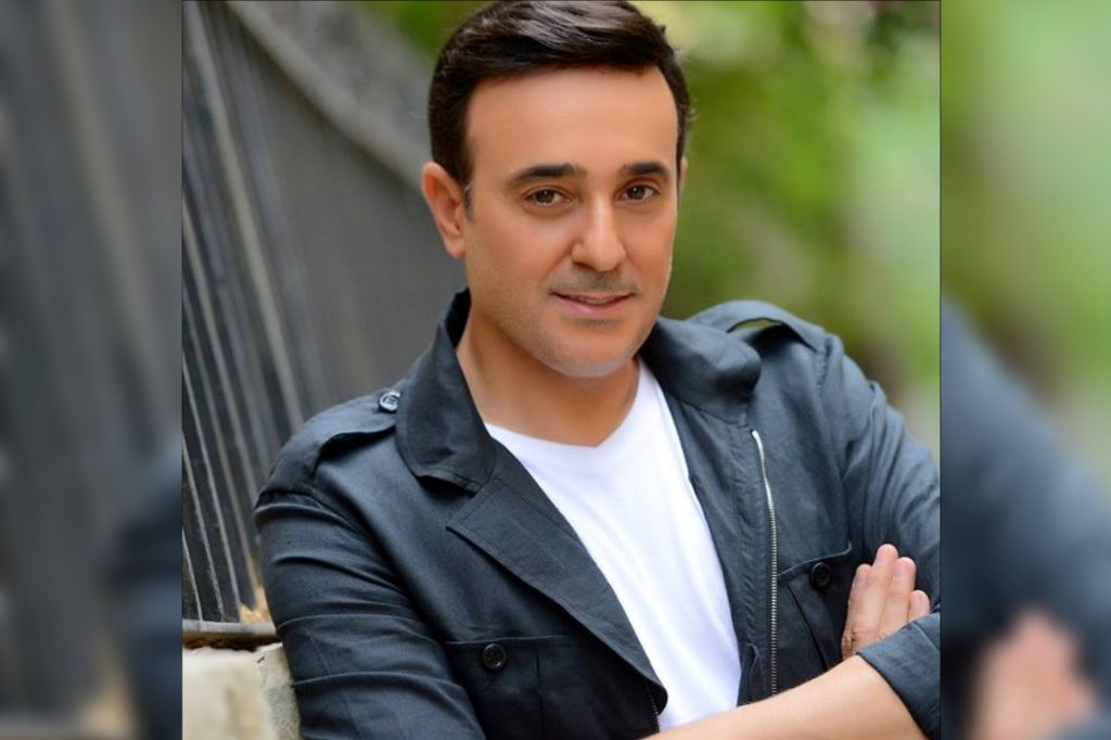 في هذا الموعد ..صابر الرباعي يحيي حفلاً في تونس كتبت _ رضوى خالد يستعد حالياً الفنان التونسي صابر الرباعي لإحياء حفلًا ضمن فعاليات مهرجان قرطاج الدولي بـ تونس، وذلك في يوم 16 أغسطس القادم . حيث كانت آخر حفلات الفنان صابر الرباعي في المملكة العربية السعودية، مع الفنان جورج وسوف وحققت نجاح باهر هذه الحفلة من قبل الجمهور . ويذكر أن أحيا الفنان صابر الرباعي حفلا غنائياً ضخم ضمن فعاليات موسم الرياض بالمملكة العربية السعودية، وصعد صابر الرباعي إلي المسرح بجانب الفنان جورج وسوف ، وقدما مجموعة من اغانيهم القديمة والحديثة والذي حققت نجاح باهر وذلك وسط تفاعل كبير بين الجماهير . وطرح صابر الرباعي العديد من الاغاني الذي حققت نجاحاً عظيماً وكان من بينهم أغنية تحمل اسم "ورحمة قلبي"، من تأليف وليد الغزالي، ومن ألحان مدين ومن توزيع كريم عبد الوهاب وكسرت الأغنية حاجز المليون ونصف مشاهدة على موقع الفيديوهات الشهير "اليوتيوب". كما طرح " الرباعي "أغنية "سلملي" وهذه الأغنية من كلمات وألحان عزيز الشافعي، ومن توزيع جلال حمداوي، وتخطت أغنية "سلملي "حاجز الـ 3 مليون مشاهدة منذ طرحها على موقع الفيديوهات الشهير "يوتيوب". وتقول كلمات الأغنية: "سلملي على الورد ف خدك سلملي على الكحل ف عينك وكلام تاني بقى بيني وبينك يا حبيبي رمشك لما غمز لي غواني إحساس ما الشمخ الجواني وده يــ تقال ازاي! في أغاني يا حبيبي انزل بخطوتك واتمشى براحه على اعصابي الهشة ياما شوفنا ناس كتير اتــمشت بس مادام انت جيت أتعشت يا معدي الحلوين بمسافه بحاجات قبلك مش متـشــافـه..تسلمي البشرة الشفافة يا حبيبي عودك لما لمحته تولني جرا لي ايه مــحـــدش يسألني انا مبسوط لو حتى قتلني ده حبيبي". "انزل بخطوتك عقدهم في البيت … انت اللي مقعدهم ياما شوفنا ناس كتير فغيابك واختفوا لما ظهرت جنابك انزل بخطوتك واتهادى كلها ساده بس انت زياده ياما شوفنا ناس كتير في السكة انت الأصلي وغيرك سكه". وكان صابر الرباعي أحيا حفلا غنائيا ضخم في باريس ، حيث كشف فيديو وصوله للمطار من خلال حسابه على موقع تبادل الصور والفيديوهات" انستجرام"، وعلق عليه: " وصلنا عاصمة الحب والجمال باريس لإحياء حفل بقاعة العروض الموسيقية..الشهيرة Les Folies Bergère....ان شاء الله بتكون ليله من العمر مع الجمهور الغالي".