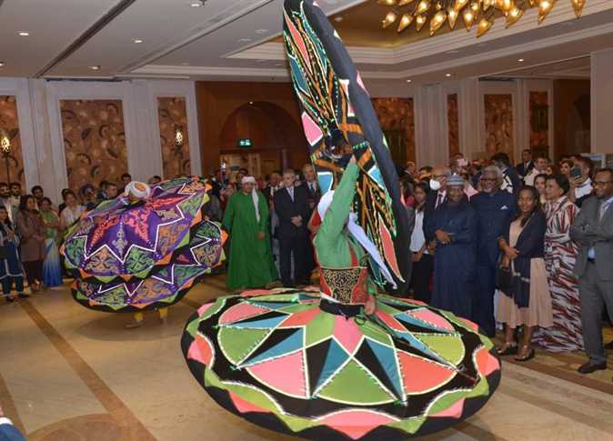 أقام السفير وائل حامد، سفير مصر في الهند، حفل استقبال كبير بمناسبة الاحتفال بذكرى ثورة 23 يوليو، الذي تواكب هذا العام أيضًا مع ذكرى مرور 75 عاماً على إقامة العلاقات الدبلوماسية بين البلدين عام 1947عند استقلال الهند. وأوضح السفير وائل حامد، في كلمته، أن العلاقات بين البلدين تمتد منذ فترة ازدهار الحضارتين المصرية على ضفاف النيل والهندية على ضفاف نهر الإندوس، مروراً بالتقارب الكبير الذي شهدته العلاقات في منتصف القرن الماضي مع تحرر البلدين من الاستعمار وتأسيسهما لحركة عدم الانحياز، وصولاً إلى المرحلة الحالية التي بدأت بتولي الرئيس عبدالفتاح السيسي عام 2014 وهو نفس العام الذي شهد أيضاً تولي حكومة جديدة في الهند بقيادة رئيس الوزراء ناريندرا مودي، حيث تولي البلدان اهتماماً كبيراً بدعم كافة أوجه العلاقات بينهما. وأشاد سفير مصر لدي الهند بالمستوى غير المسبوق الذي شهدته العلاقات التجارية والاستثمارية بين البلدين على الرغم من تباطؤ الاقتصاد العالمي على مدى العامين الماضيين، مضيفاً أن العلاقات العسكرية أيضاً تشهد تطوراً ملحوظاً وتقارباً واضحاً في ضوء الزيارات المتلاحقة بين الجانبين وتعدد تدريباتهما المشتركة، فضلاً عن التبادل الإنساني بين البلدين، والذي يعبر عنه استمرارية مشاركة الهند سنوياً في مؤتمر شباب العالم في شرم الشيخ، وتطور حركة السياحة بين البلدين، وتخطيط شركة مصر للطيران للتوسع في تغطية الهند. من جانبه، أعرب فيلامفيلي مورليداران، وزير الدولة للشئون الخارجية وممثل الحكومة الهندية في الحفل، عن تهانيه لمصر بمناسبة عيدها القومي، وأكد اعتزاز بلاده بعلاقاتها التاريخية الوطيدة مع مصر واهتمام الهند بتعميق هذه العلاقات في مختلف المجالات، وأثنى بشكل خاص على عمق العلاقات في المجالين السياسي والأمني، مشيراً إلى أن مستقبل العلاقات بين البلدين يحمل العديد من الفرص الواعدة. كما أثنت ميناكشي ليخي، وزيرة الدولة للشئون الخارجية والثقافية، على العلاقات بين الجانبين ولاسيما في شقها الثقافى والإنسانى، وأعربت عن إعجابها بمعرض الصور الفوتوغرافية الذي أقامته السفارة على هامش الحفل لتوثيق مسيرة العلاقات بين البلدين منذ منتصف القرن الماضي، كما أبدى الحضور أيضاً إعجابهم بالعرض الفني الذي قدمته فرقة التنورة التراثية خلال الحفل، حيث تقوم الفرقة حالياً بتقديم عروضها كعنصر جاذب لأسبوع المأكولات المصرية الذي نظمته السفارة بالتنسيق مع وزارتي الثقافة والسياحة في إطار الإحتفال بعيد مصر القومي. كما تجدر الإشارة إلى أن شركة مصر للطيران قد قدمت خلال الحفل أربعة تذاكر مجانية على خط مومباي/ القاهرة في قرعة فاز فيها مواطنون هنود، وذلك في إطار تضافر جهود السفارة مع شركة مصر للطيران لتنشيط حركة السياحة الهندية إلى مصر.