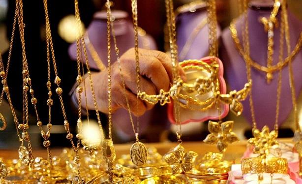 ارتفع سعر الذهب اليوم الخميس في مصر، خلال التعاملات المسائية، وزاد الجرام 10 جنيهات، مقارنة بمستواه في منتصف التعاملات، مع ارتفاع المعدن عالميا. أسعار الذهب اليوم صعدت أسعار الذهب عيار 14 إلى 657 جنيها للجرام. وزاد سعر الذهب عيار 18 إلى 844 جنيها للجرام. وصعد سعر الذهب عيار 21 إلى 985 جنيها للجرام. وارتفع سعر الذهب عيار 24 إلى 1126 جنيها للجرام. سعر الجنيه الذهب صعد سعر الجنيه الذهب إلى 7880 جنيهًا، وقد يختلف السعر من تاجر لآخر، ويساوي هذا السعر قيمة الذهب في الجنيه، ويرتبط سعره بأسعار الجرام عيار 21. سعر الذهب اليوم عالميا صعد سعر الذهب عالميا خلال تعاملات جلسة اليوم الخميس إلى نحو 1708 دولارات للأوقية، بنسبة زيادة قدرها 0.7% وذلك بعد أن كان متراجعا بنفس النسبة في وقت سابق من الجلسة، وفقا لبيانات وكالة بلومبرج.