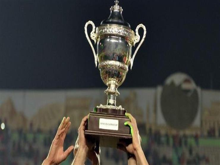 يلتقي الأهلي والزمالك في قمة الكرة المصرية بنهائي كأس مصر رقم 89، والعائد لموسم 2020 - 2021، مساء الخميس، على ستاد القاهرة، في مواجهة لتأكيد الزعامة على البطولة المصرية الأعرق. يحتل الأهلي صدارة الأندية المصرية المتوجة بكأس مصر بـ37 لقبا، يليه الزمالك بـ27 لقبا، وبينهم مرتان مناصفة بين الفريقين. وسيطر الزمالك على بطولة كأس مصر آخر 8 مواسم حيث حقق اللقب 6 مرات، فيما توج به الأهلي مرتين. عقدتا الزمالك وحقق الزمالك الألقاب الستة الأخيرة خارج ستاد القاهرة على ملاعب برج العرب، والدفاع الجوي وبتروسبورت والجونة. وخسر الزمالك آخر نهائي كأس له على ستاد القاهرة عام 2011 أمام إنبي بنتيجة 2-1، وهو نفس الملعب الذي عانى منه الزمالك في بداية الموسم وطالب بتغييره في مارس الماضي، بعدما غاب عنه الفوز لمدة 82 يوما. لذلك خوض نهائي الكأس على استاد القاهرة، يمثل "لعنة" سيتعين على الزمالك فكها وتجاوزها. والتقى الأهلي والزمالك 12 مرة في شهر يوليو بجميع المسابقات، حقق خلالهم المارد الأحمر الانتصار 8 مرات، وتعادلا 4 مواجهات، فيما لم يعرف الأبيض طعم الفوز خلال هذا الشهر، مما يمثل "عقدة يوليو" بالنسبة للزمالك. المباراة الوحيدة في كأس مصر التي أقيمت خلال شهر يوليو، كانت نهائي الكأس عام 2007، والتي فاز خلالها الأهلي بنتيجة 4-3 بعد مباراة ماراثونية امتدت لركلات الترجيح. أجنبي أمام فيريرا لأول مرة وتعد قمة الليلة هي الأولى لمدرب الأهلي الجديد، البرتغالي ريكاردو سواريش، والذي تولى المسؤولية خلفا للجنوب أفريقي بيتسو موسيماني، فيما يشهد الزمالك استقرارا فنيا بتواجد البرتغالي جيسوالدو فيريرا، والذي يقود الفريق الأبيض لتصدر جدول ترتيب الدوري. فيريرا صاحب الثنائية التاريخية للزمالك موسم 2014 - 2015، في موسمه الأول، التقى الأهلي في 4 مناسبات، جميعهم أمام مدربين مصريين، بواقع مرتين أمام فتحي مبروك، ومرة أمام عبدالعزيز عبدالشافي، والأخيرة أمام سامي قمصان المدير الفني المؤقت الذي تولى المسؤولية حتى قدوم سواريش. ولم يحقق فيريرا الفوز سوى في مناسبة وحيدة وكانت في كأس مصر على حساب الأهلي موسم 2014 - 2015 بهدفين نظيفين لباسم مرسي مهاجم الأبيض وقتها، في المباراة التي أقيمت على ملعب بتروسبورت. وخسر فيريرا مواجهتين أمام الأهلي في الدوري بهدفين نظيفين في يوليو 2015، والثانية أكتوبر 2015 وخسر السوبر المصري الذي أقيم في الإمارات بنتيجة 3-2، فيما كانت المواجهة الأخيرة، الشهر الماضي، وانتهت بالتعادل بهدفين لكل فريق. ويسعى الزمالك لفرض سيطرته على بطولة كأس مصر كما فعل خلال السنوات الأخيرة، وكسر عقدتي استاد القاهرة، وقمة يوليو، فيما يسعى الأهلي للعودة للبطولات مجددا بعد خسارة دوري الموسم الماضي، وخسارة نهائي دوري الأبطال أمام الوداد وفقدان فرصة الظهور للمرة الثالثة على التوالي في كأس العالم للأندية. كما يبحث الأهلي عن استعادة ثقته بعد تراجع نتائج الفريق خلال الفترة الأخيرة، وآخرهم الهزيمة أمام بيراميدز بهدفين نظيفين في الدوري.